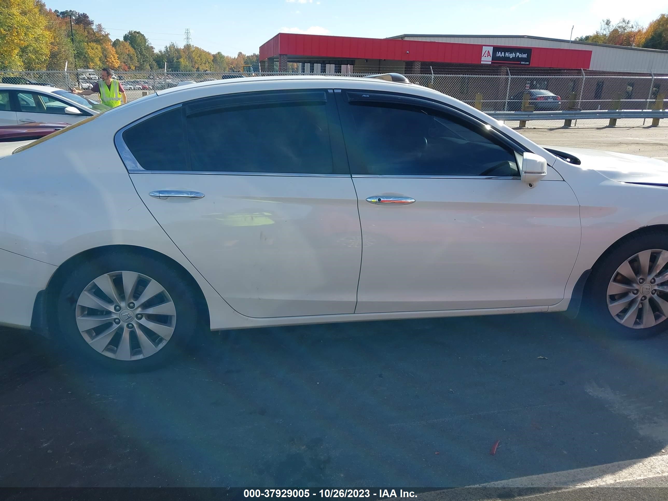 Photo 12 VIN: 1HGCR2F84FA084002 - HONDA ACCORD 