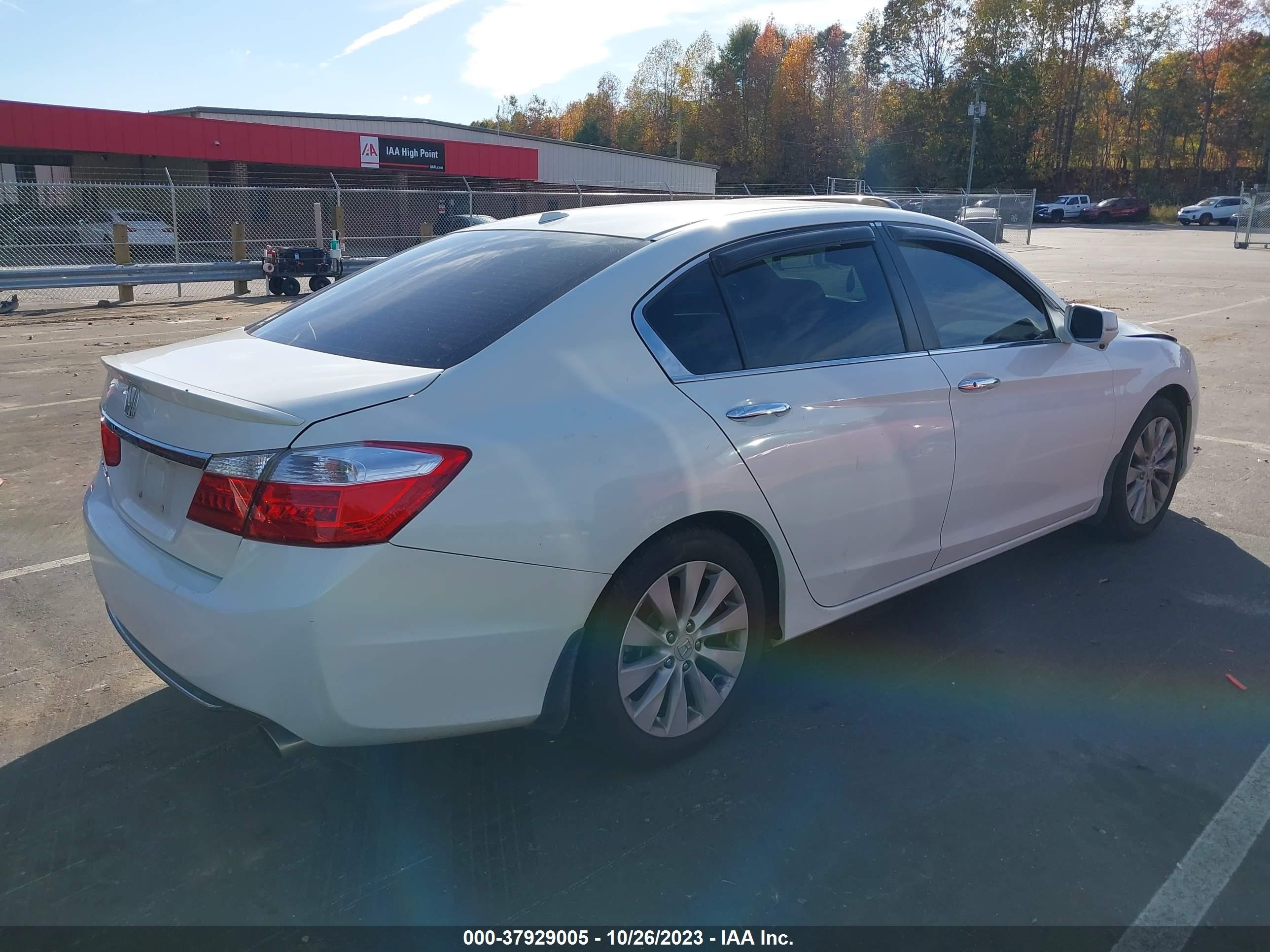 Photo 3 VIN: 1HGCR2F84FA084002 - HONDA ACCORD 