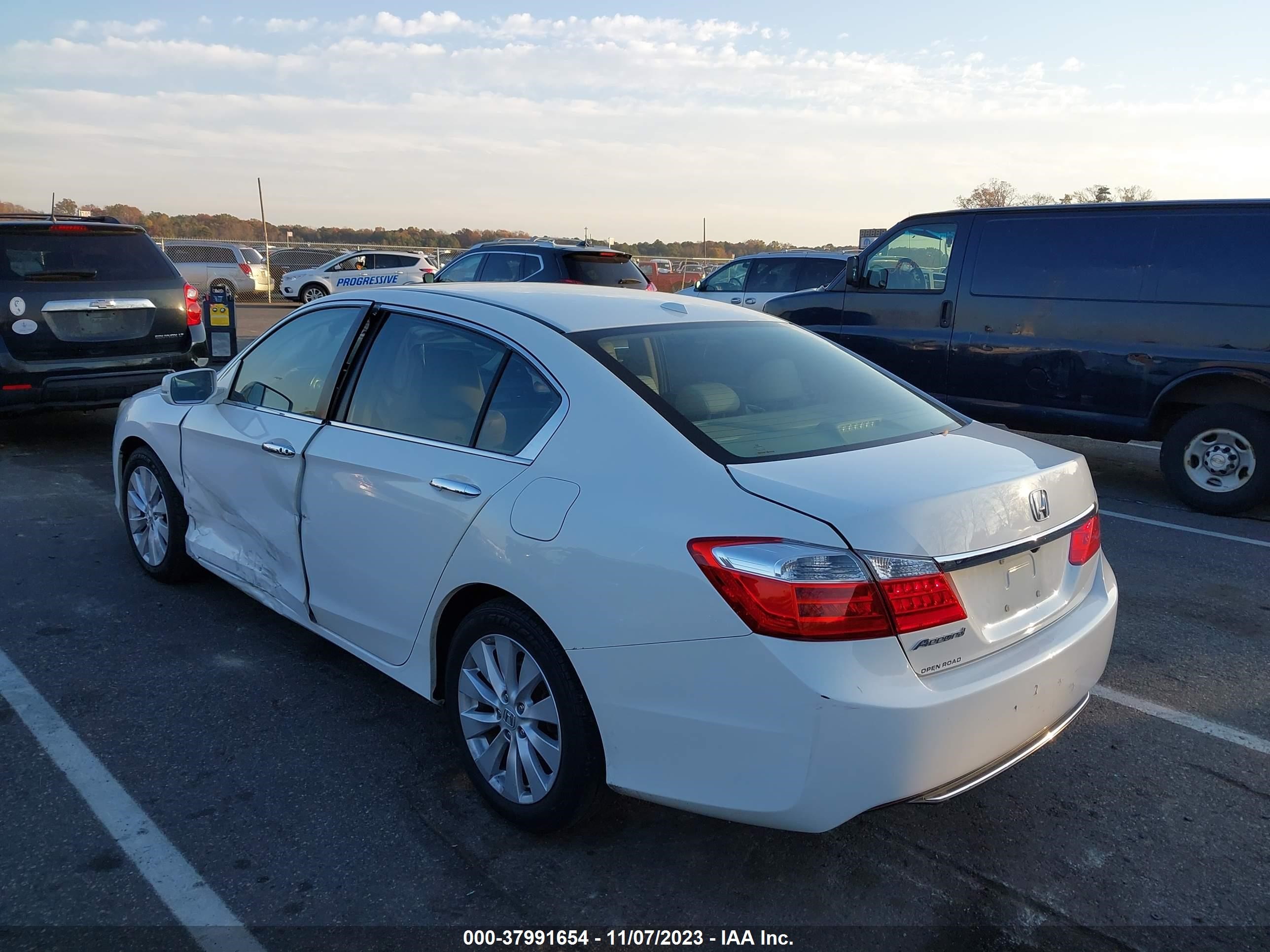 Photo 2 VIN: 1HGCR2F84FA204848 - HONDA ACCORD 