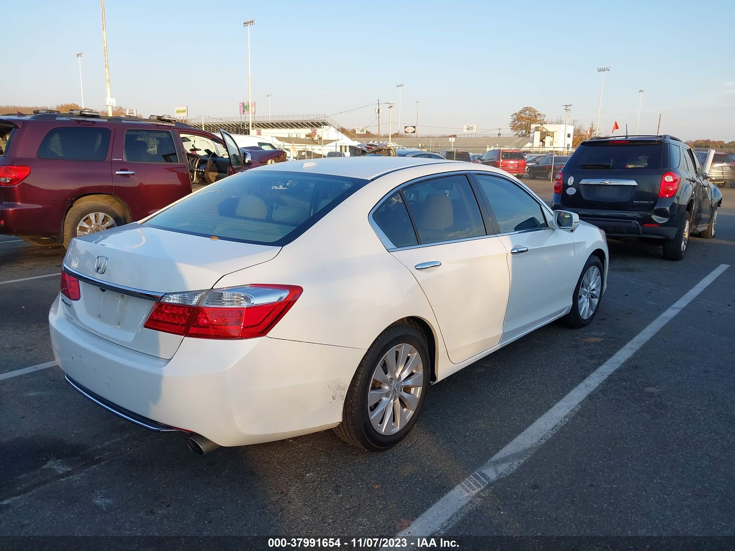 Photo 3 VIN: 1HGCR2F84FA204848 - HONDA ACCORD 