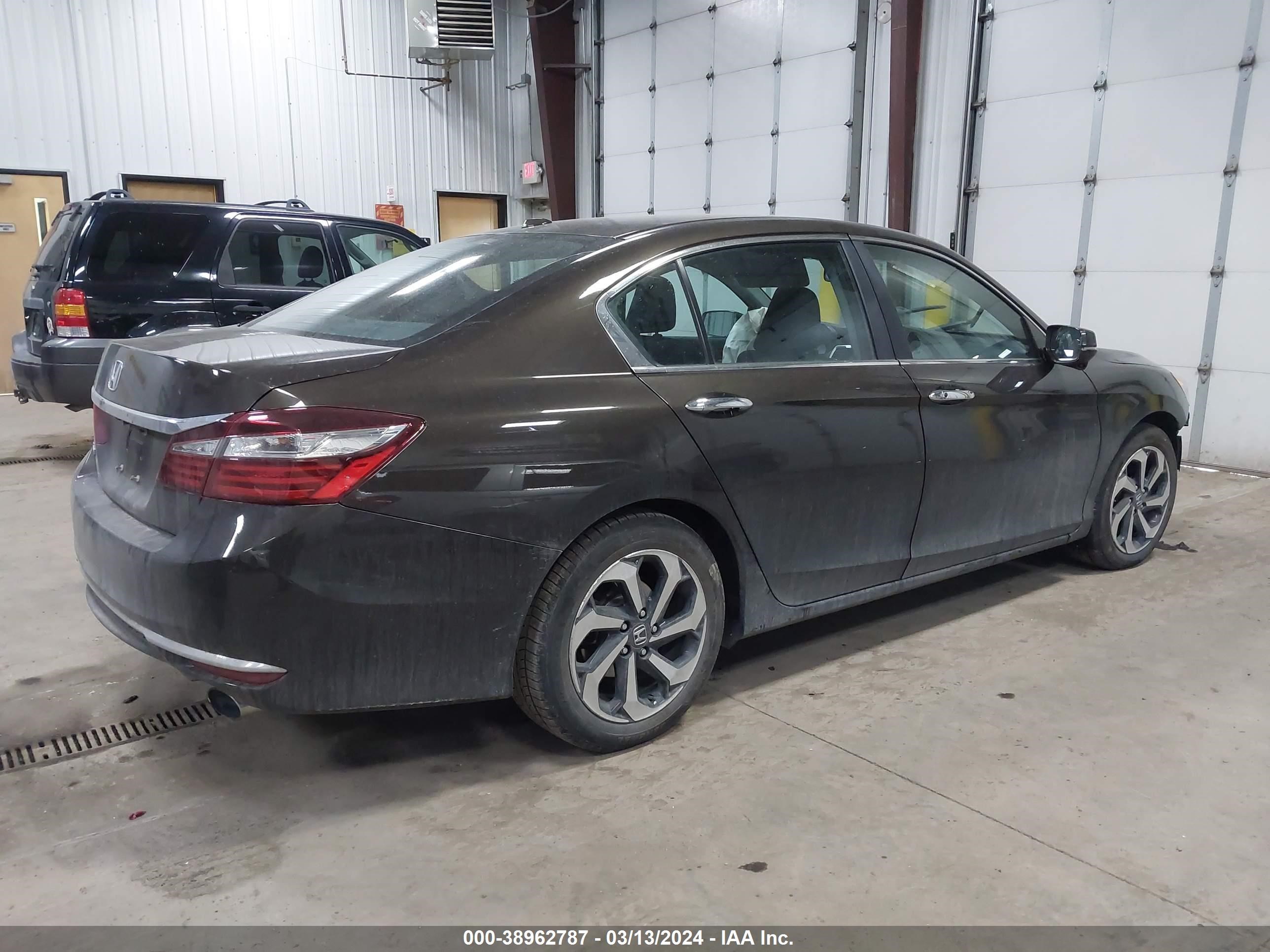 Photo 3 VIN: 1HGCR2F84GA011066 - HONDA ACCORD 