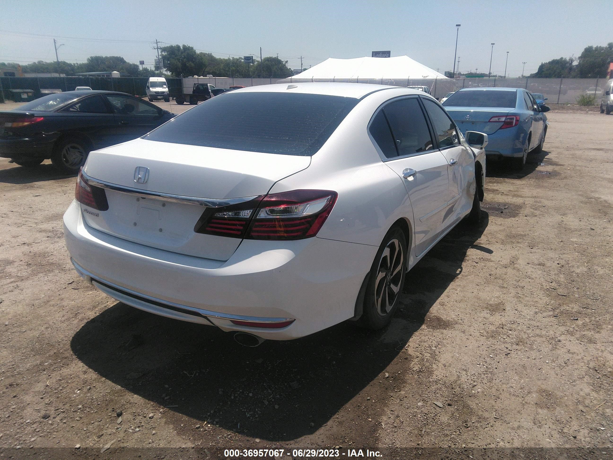 Photo 3 VIN: 1HGCR2F85GA026515 - HONDA ACCORD 