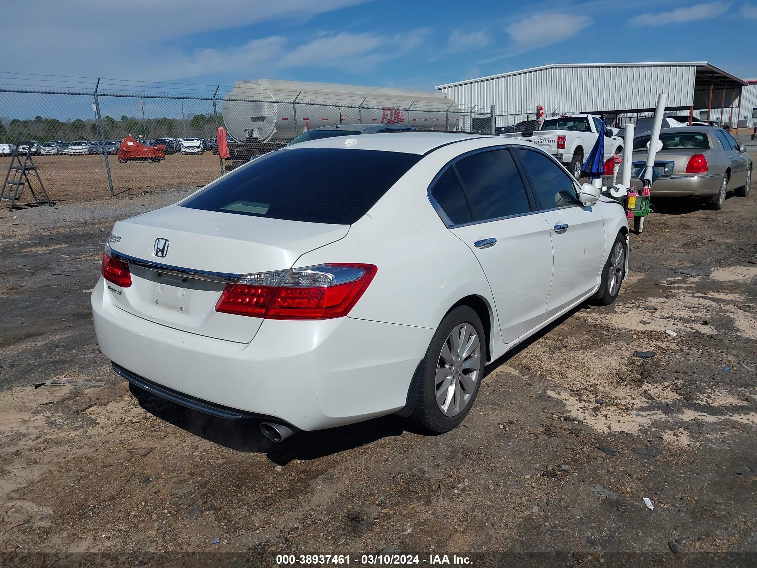 Photo 3 VIN: 1HGCR2F86FA256613 - HONDA ACCORD 