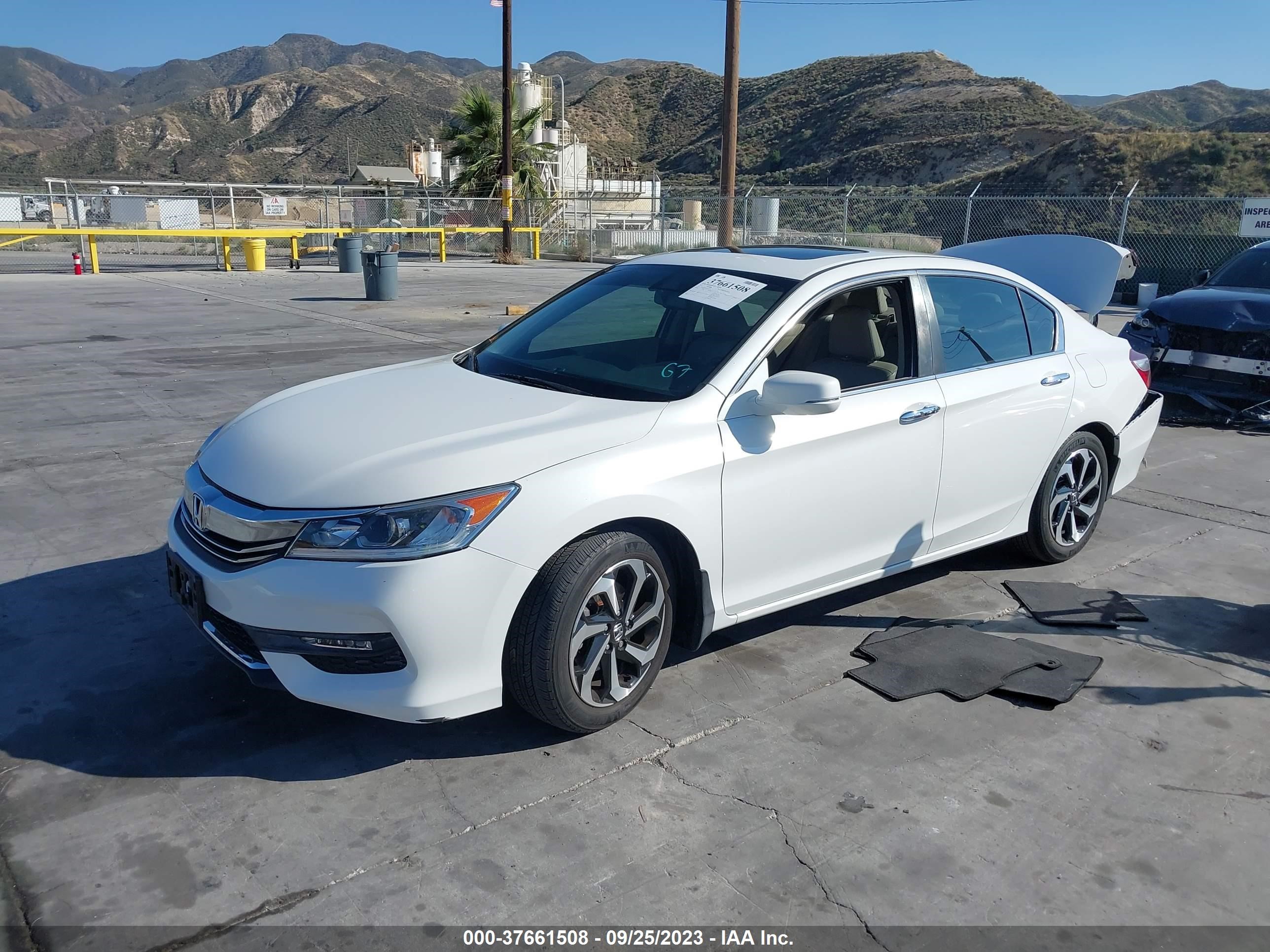 Photo 1 VIN: 1HGCR2F87HA116136 - HONDA ACCORD 