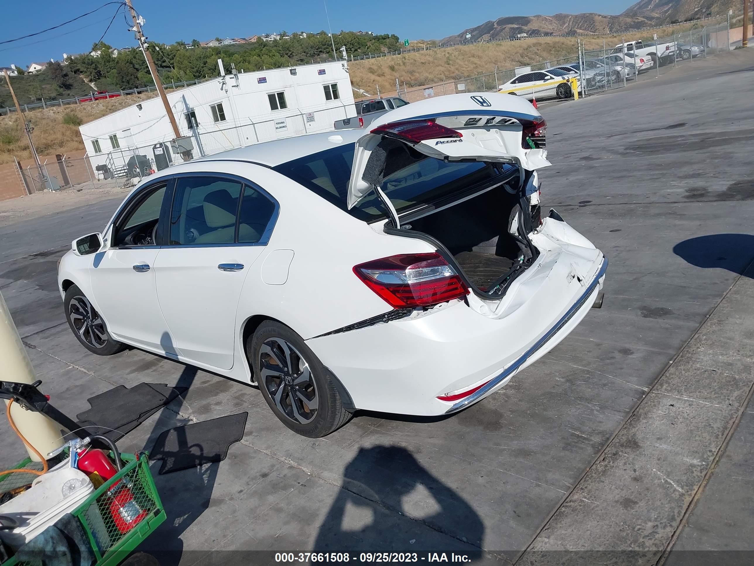 Photo 2 VIN: 1HGCR2F87HA116136 - HONDA ACCORD 