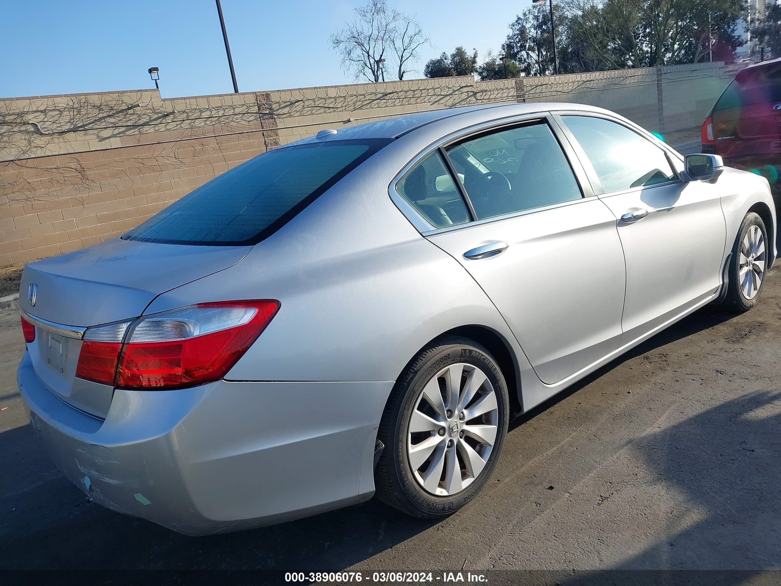 Photo 3 VIN: 1HGCR2F88DA041425 - HONDA ACCORD 