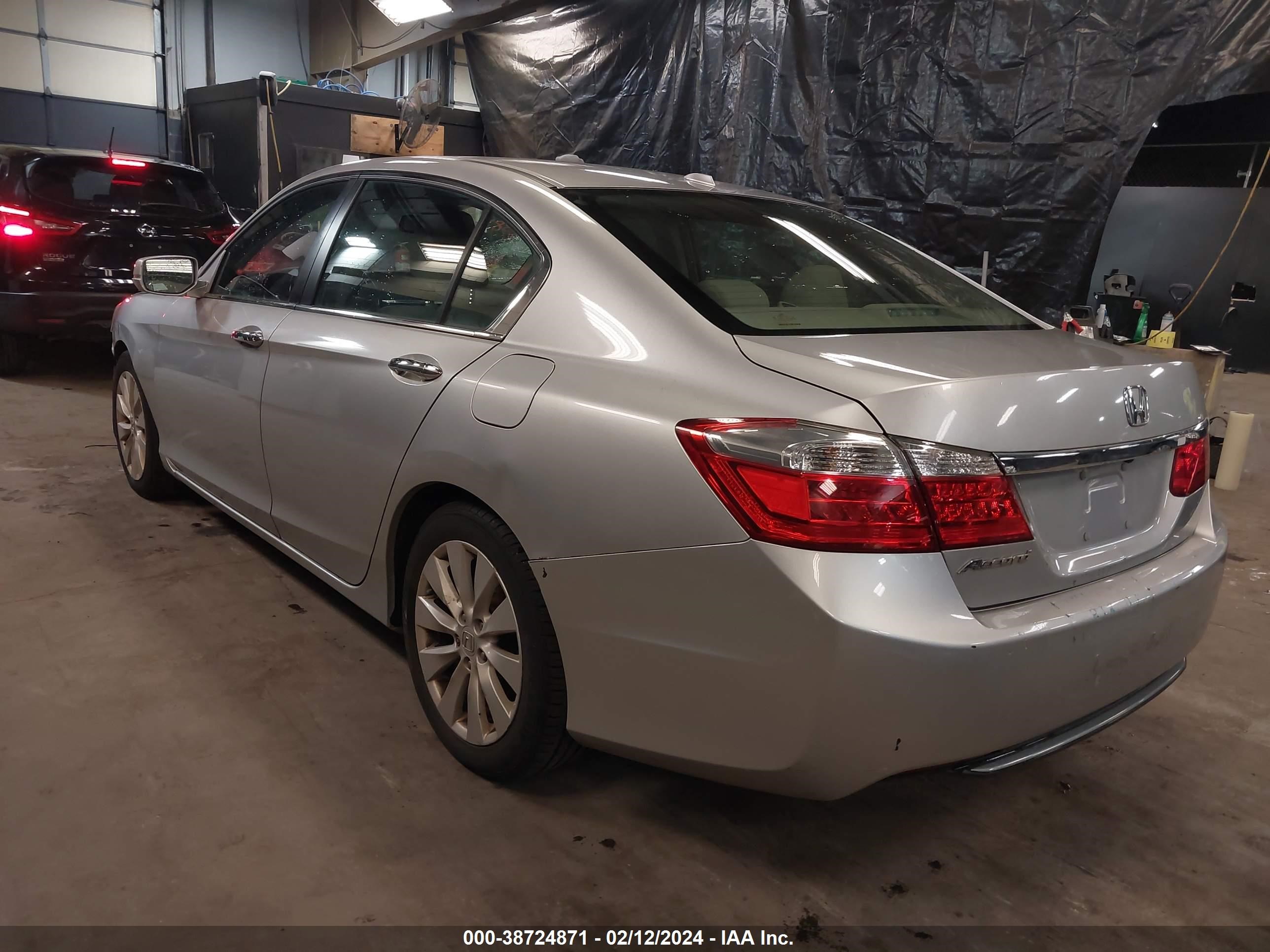 Photo 2 VIN: 1HGCR2F88DA258103 - HONDA ACCORD 