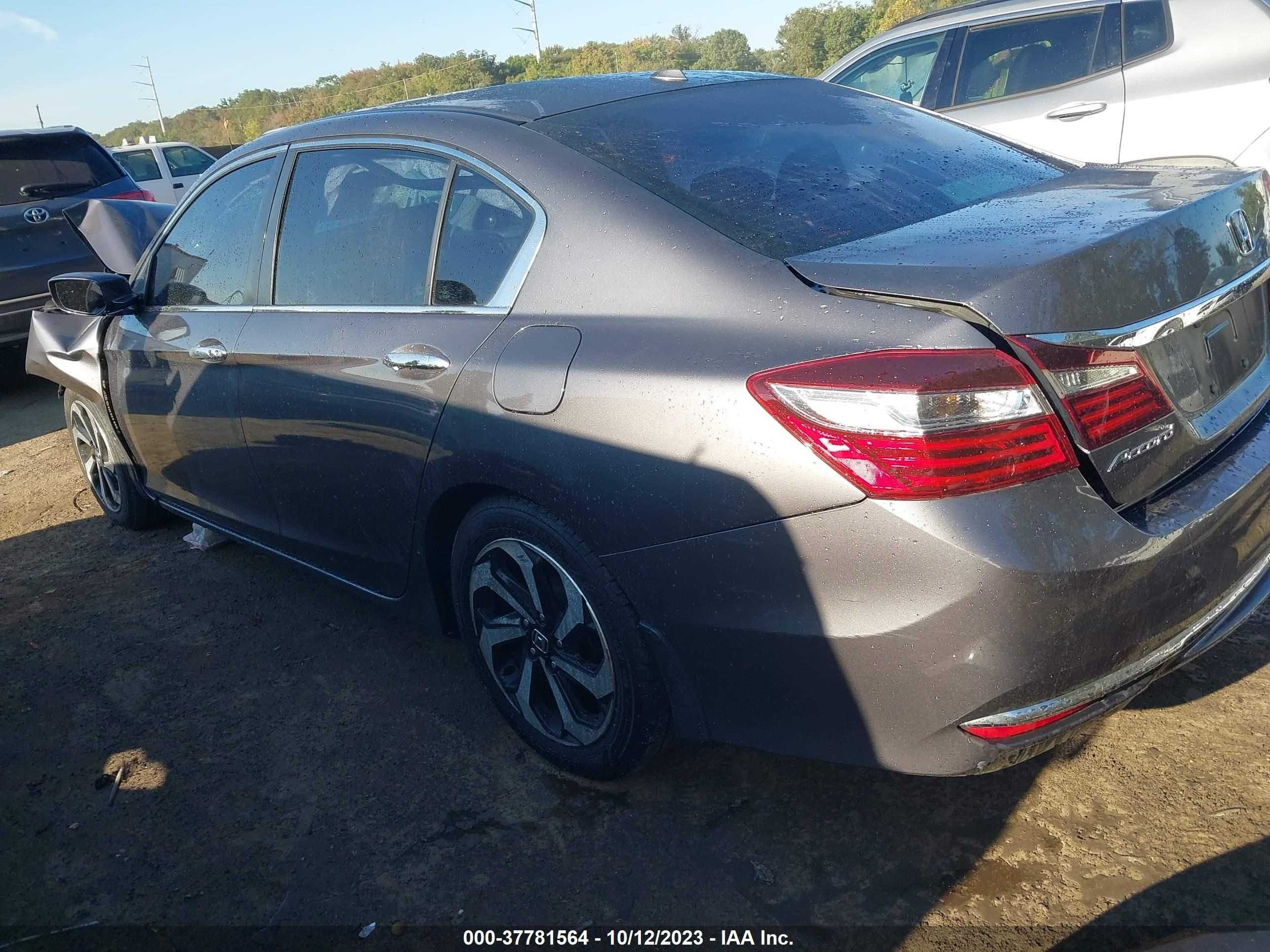 Photo 2 VIN: 1HGCR2F88HA068615 - HONDA ACCORD 