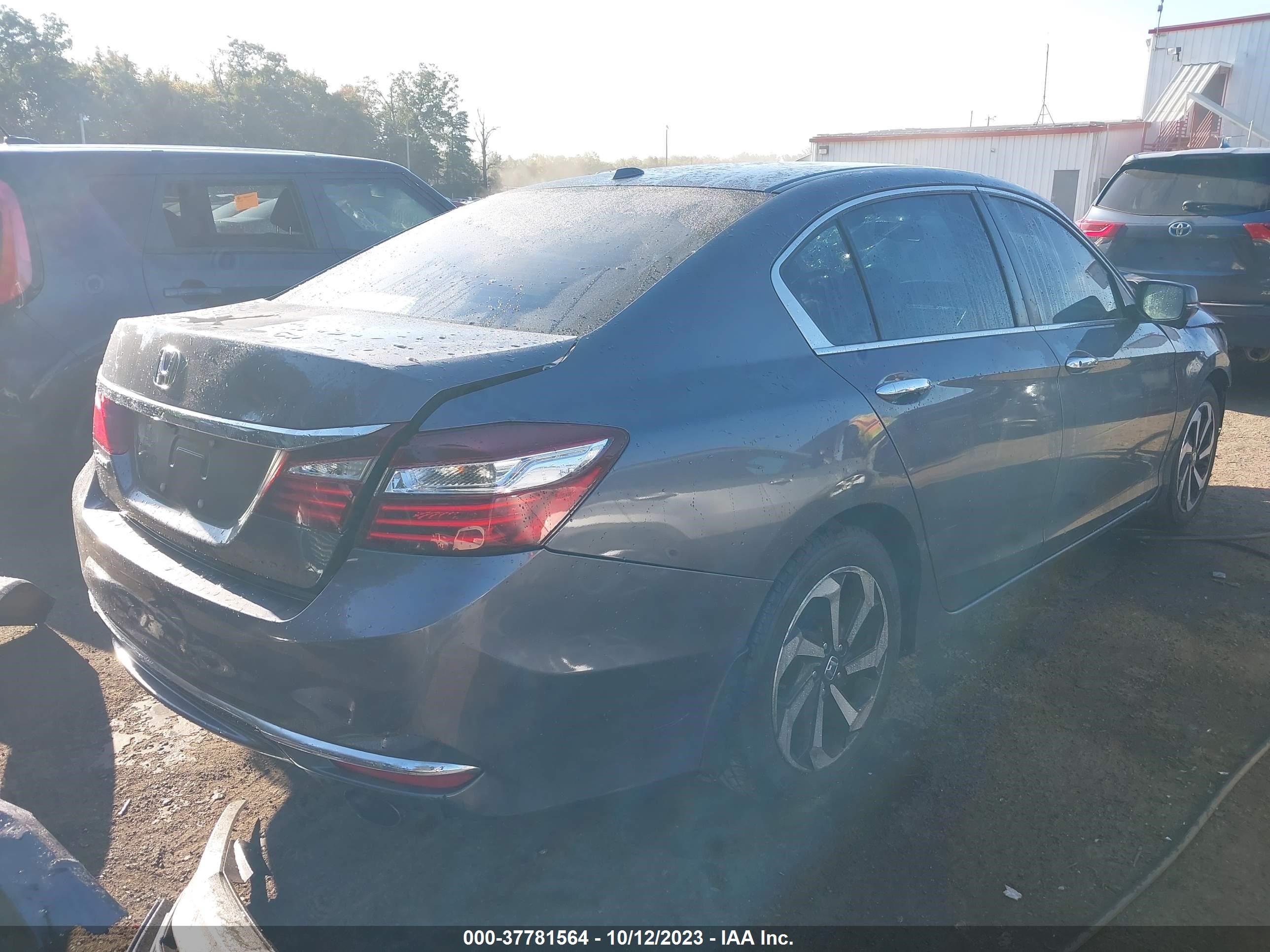 Photo 3 VIN: 1HGCR2F88HA068615 - HONDA ACCORD 