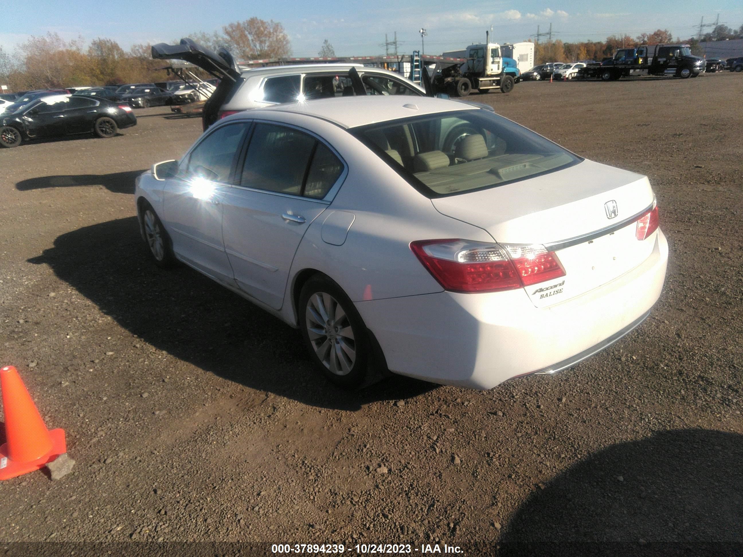 Photo 2 VIN: 1HGCR2F8XDA006143 - HONDA ACCORD 