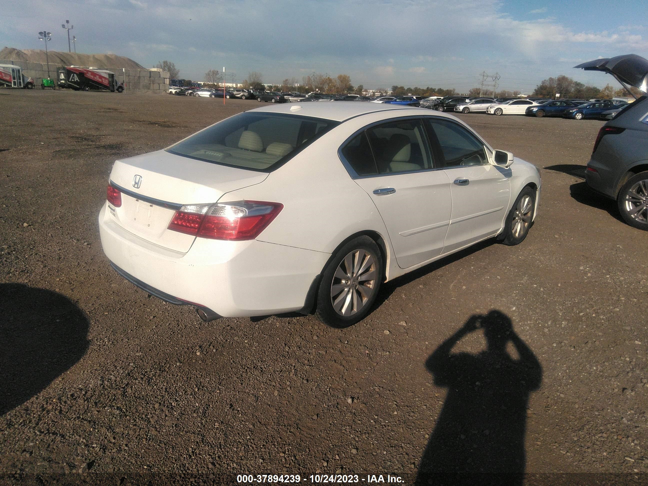 Photo 3 VIN: 1HGCR2F8XDA006143 - HONDA ACCORD 