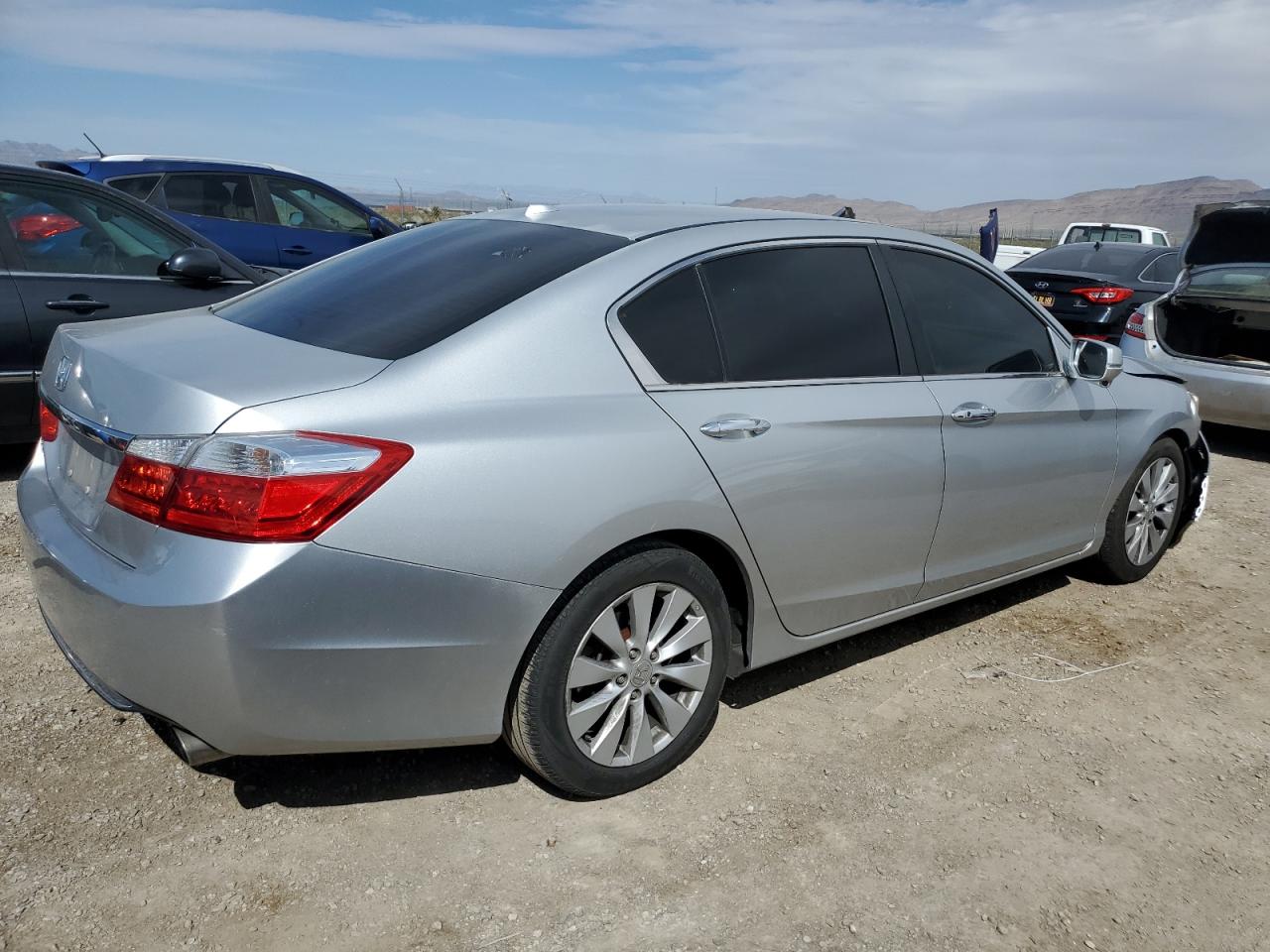 Photo 2 VIN: 1HGCR2F8XDA075253 - HONDA ACCORD 