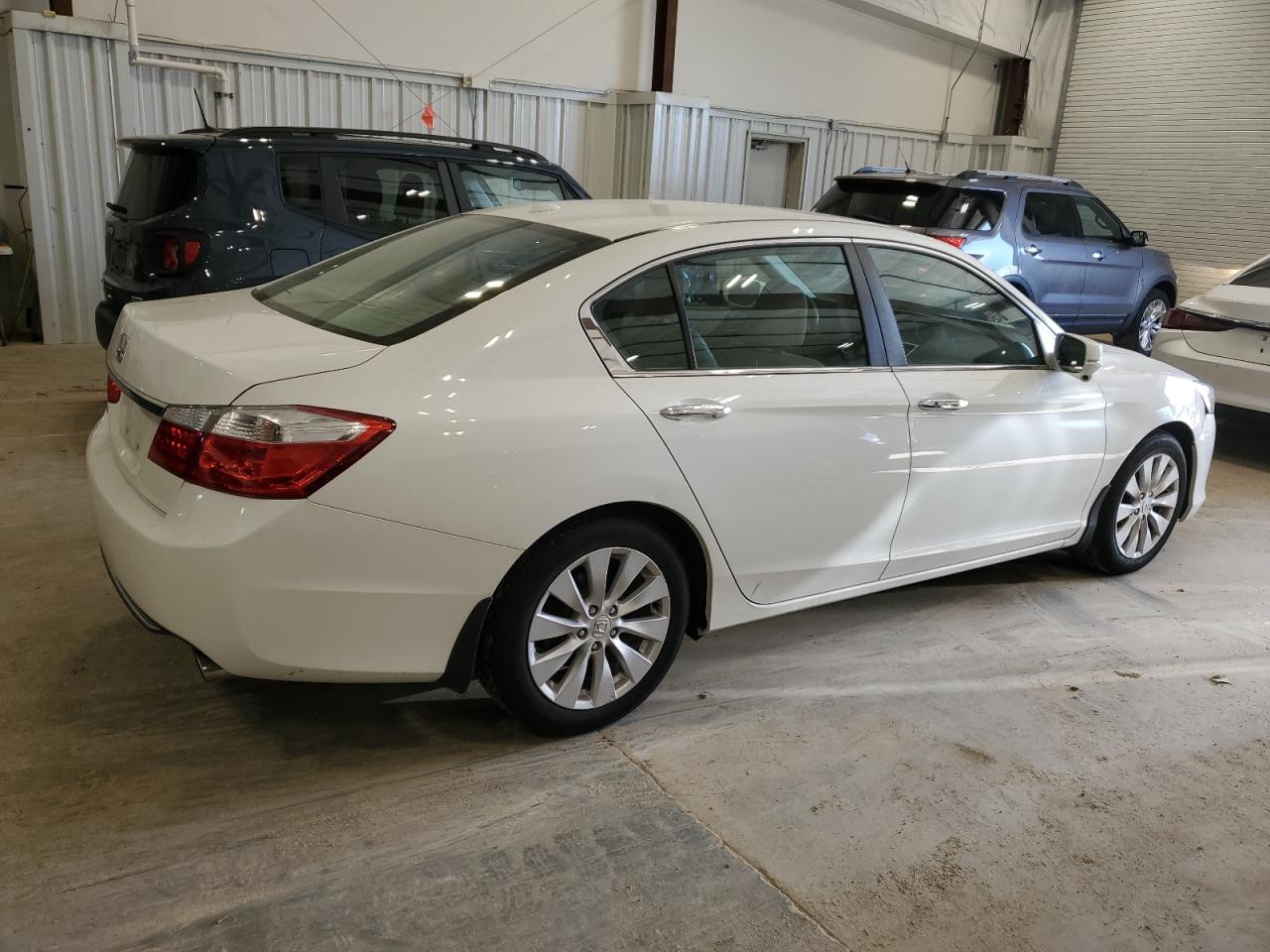 Photo 2 VIN: 1HGCR2F8XDA091355 - HONDA ACCORD 