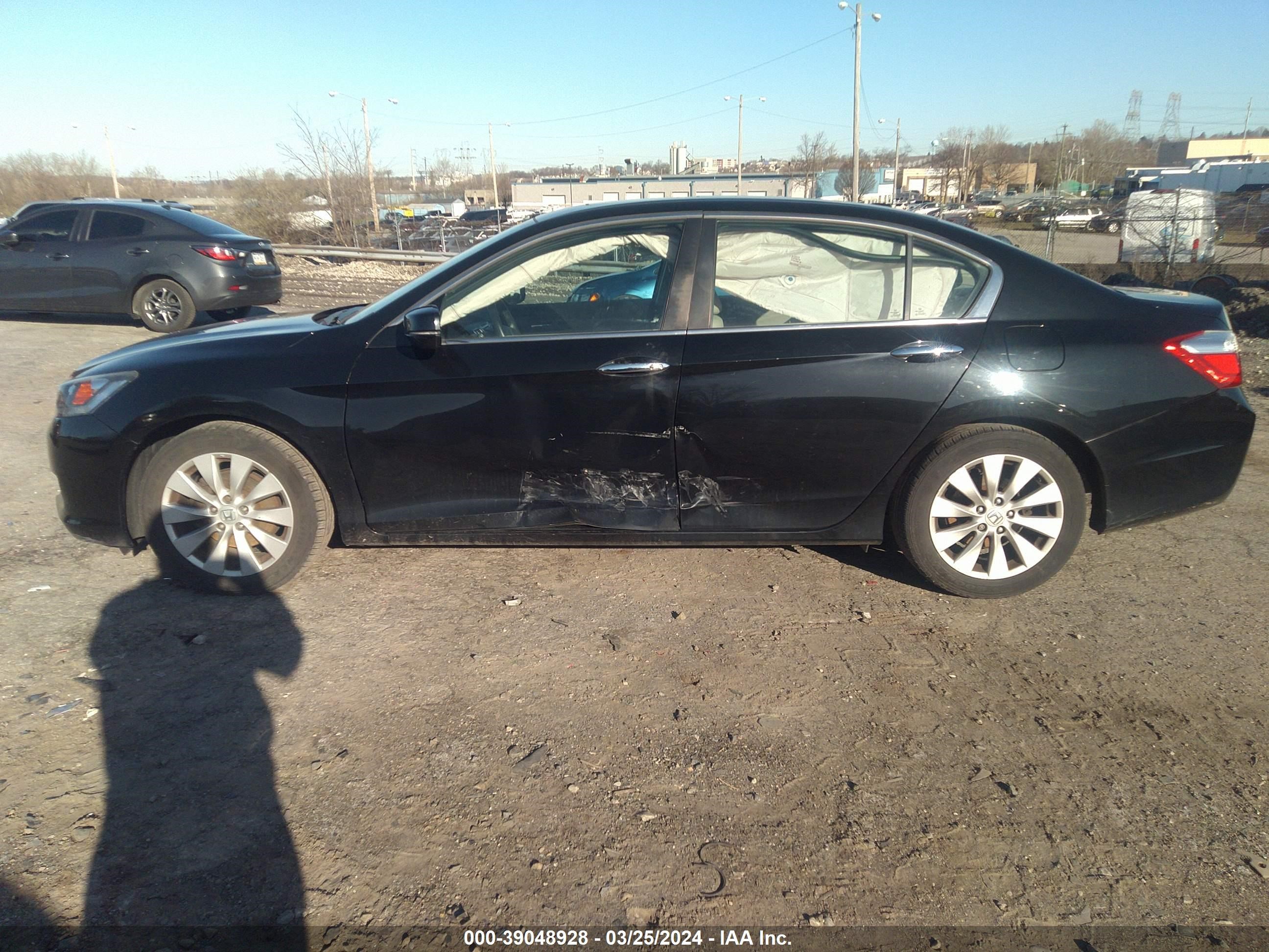 Photo 13 VIN: 1HGCR2F8XFA075918 - HONDA ACCORD 