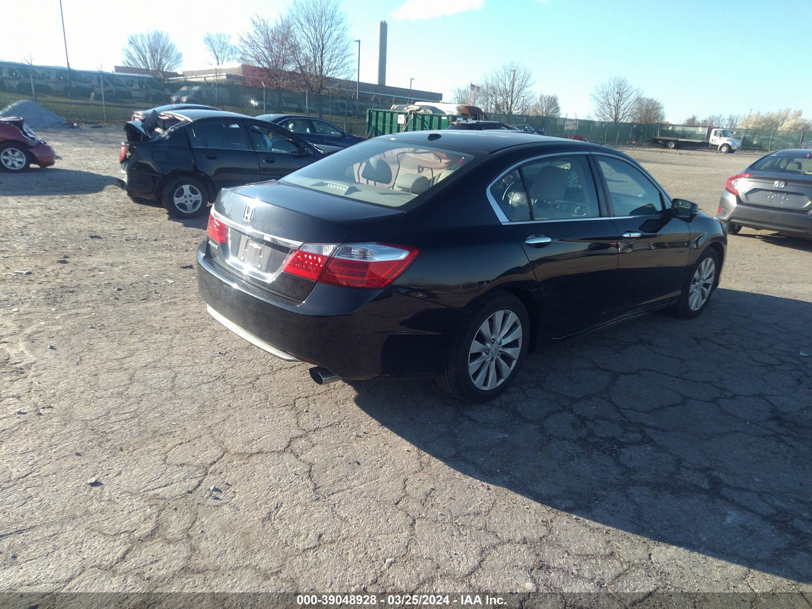 Photo 3 VIN: 1HGCR2F8XFA075918 - HONDA ACCORD 