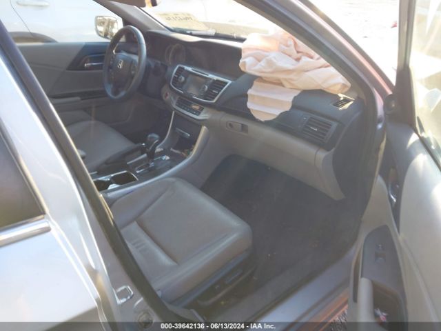 Photo 4 VIN: 1HGCR2F8XFA188011 - HONDA ACCORD 