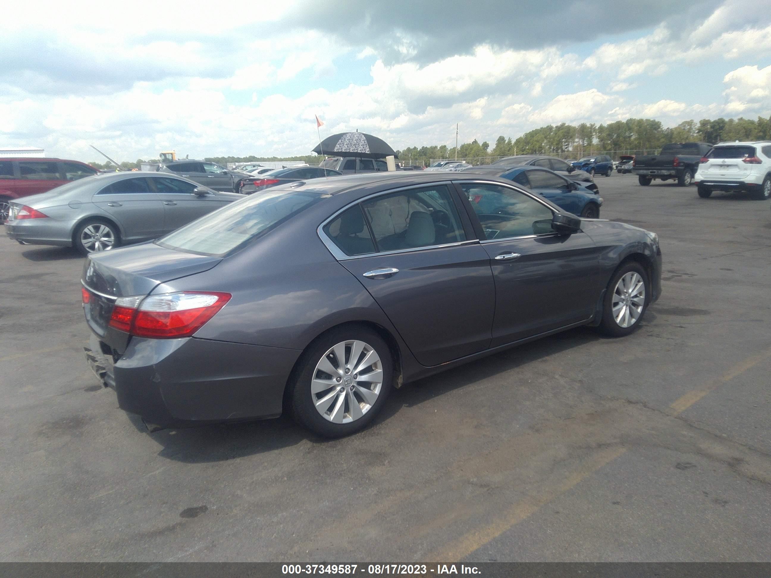 Photo 3 VIN: 1HGCR2F8XFA224926 - HONDA ACCORD 