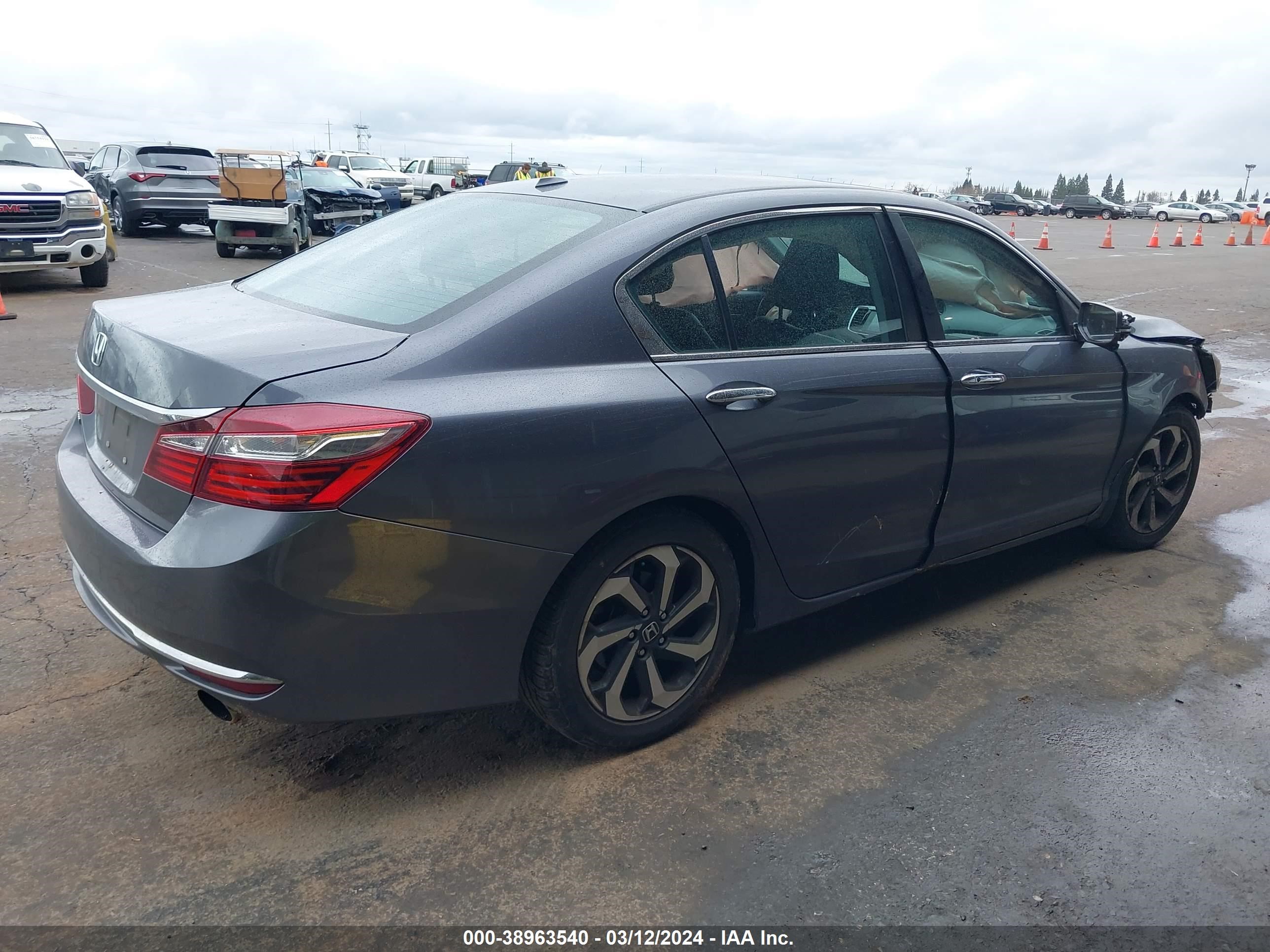 Photo 3 VIN: 1HGCR2F8XGA014022 - HONDA ACCORD 