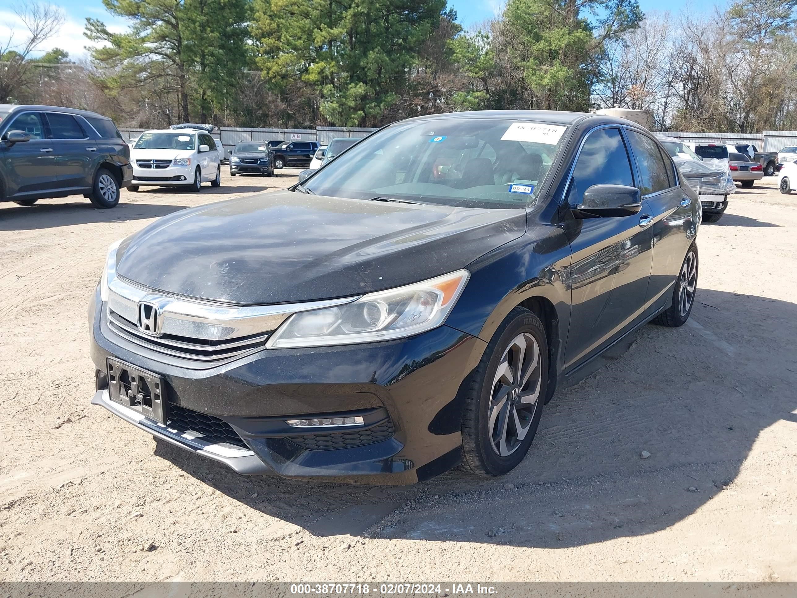 Photo 1 VIN: 1HGCR3F0XHA027645 - HONDA ACCORD 