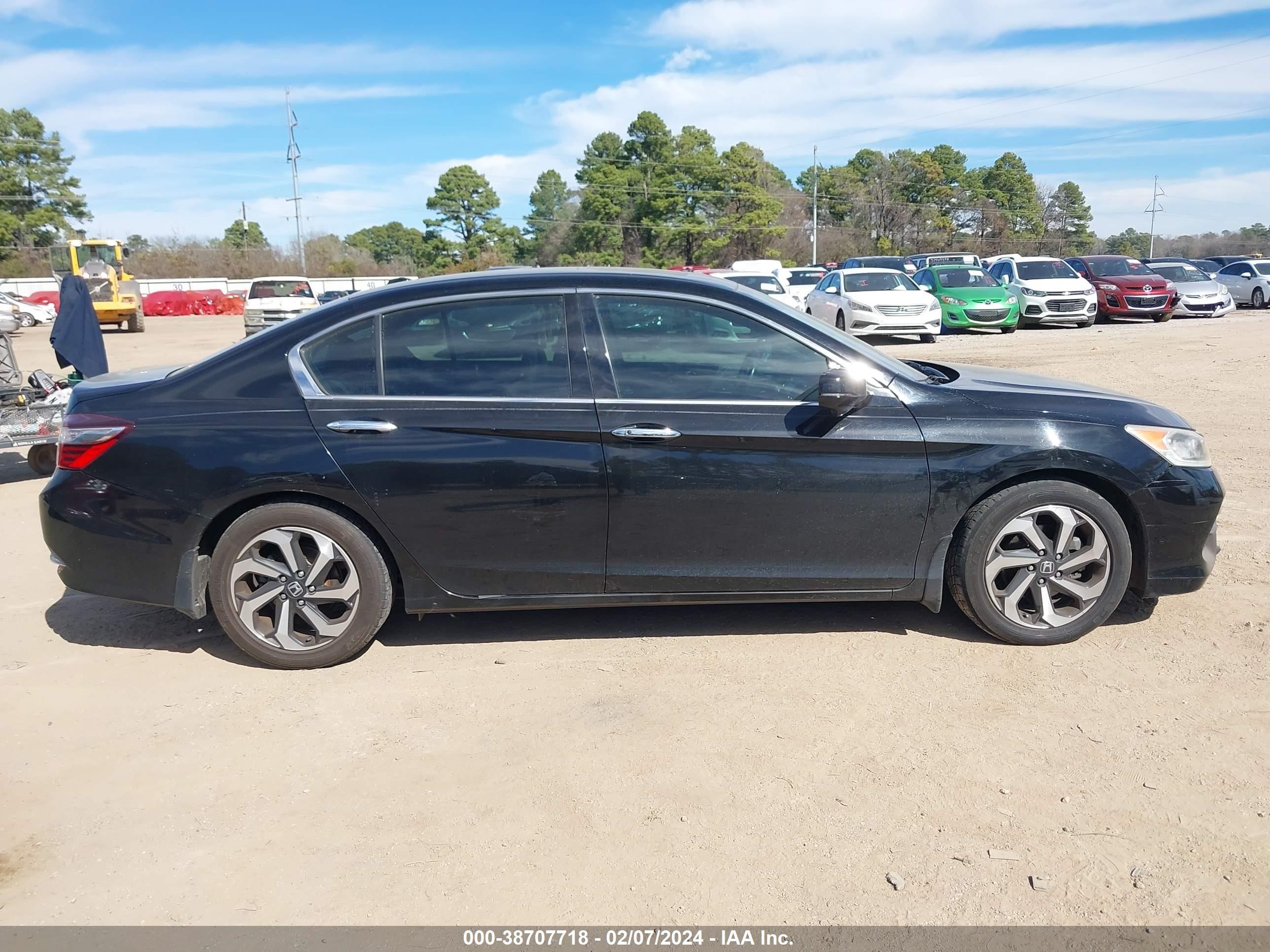 Photo 12 VIN: 1HGCR3F0XHA027645 - HONDA ACCORD 