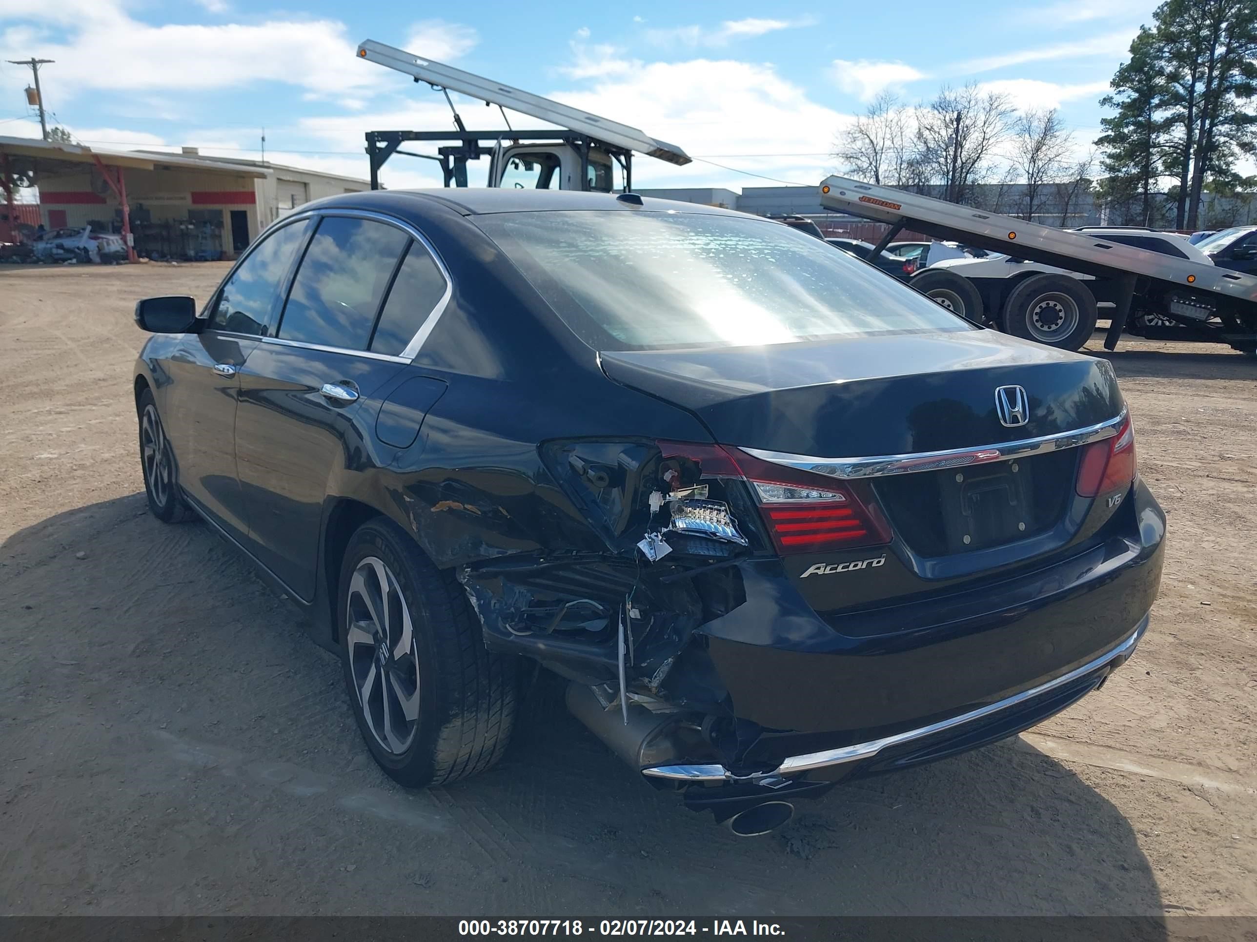 Photo 2 VIN: 1HGCR3F0XHA027645 - HONDA ACCORD 