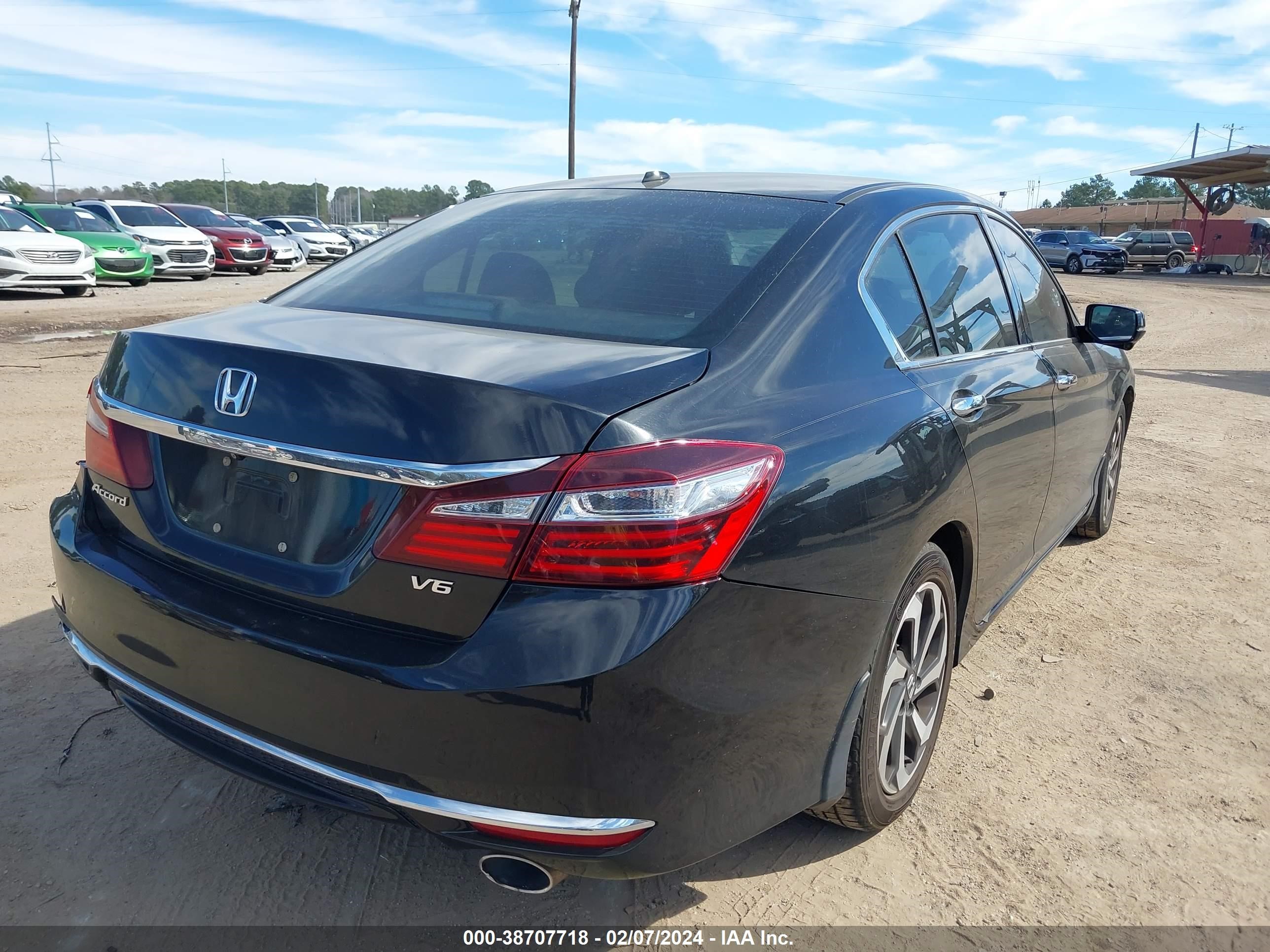 Photo 3 VIN: 1HGCR3F0XHA027645 - HONDA ACCORD 