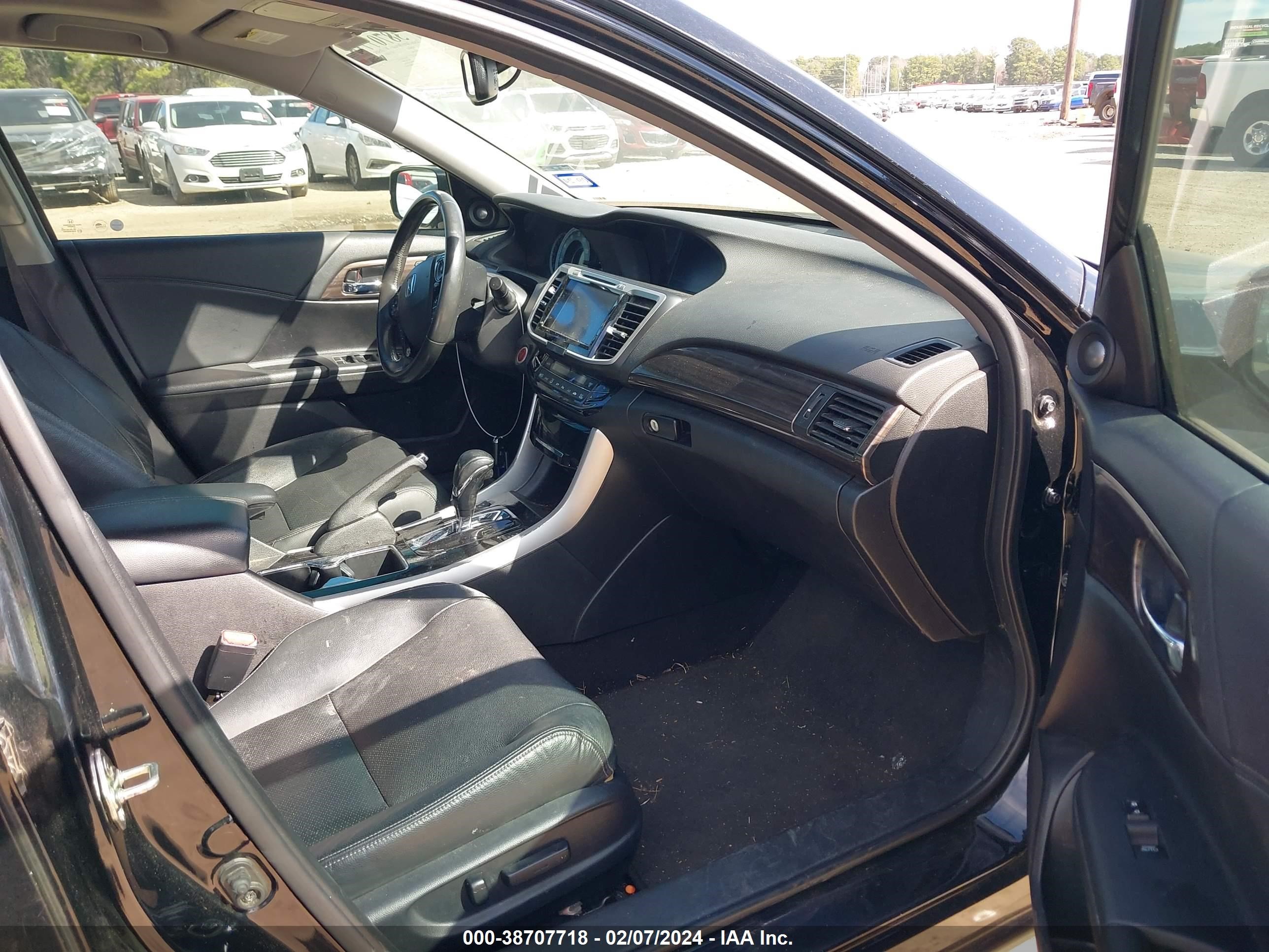 Photo 4 VIN: 1HGCR3F0XHA027645 - HONDA ACCORD 