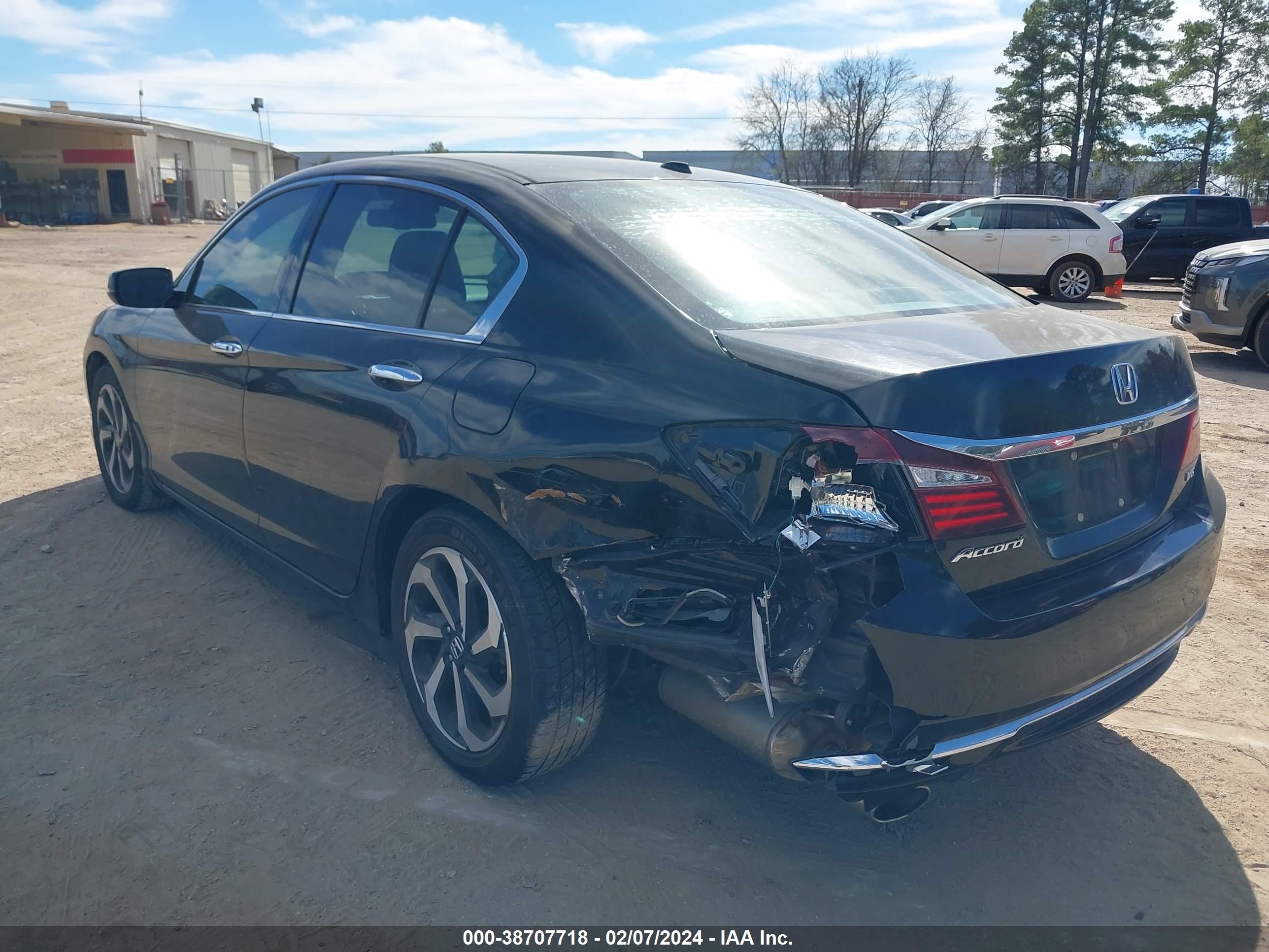 Photo 5 VIN: 1HGCR3F0XHA027645 - HONDA ACCORD 