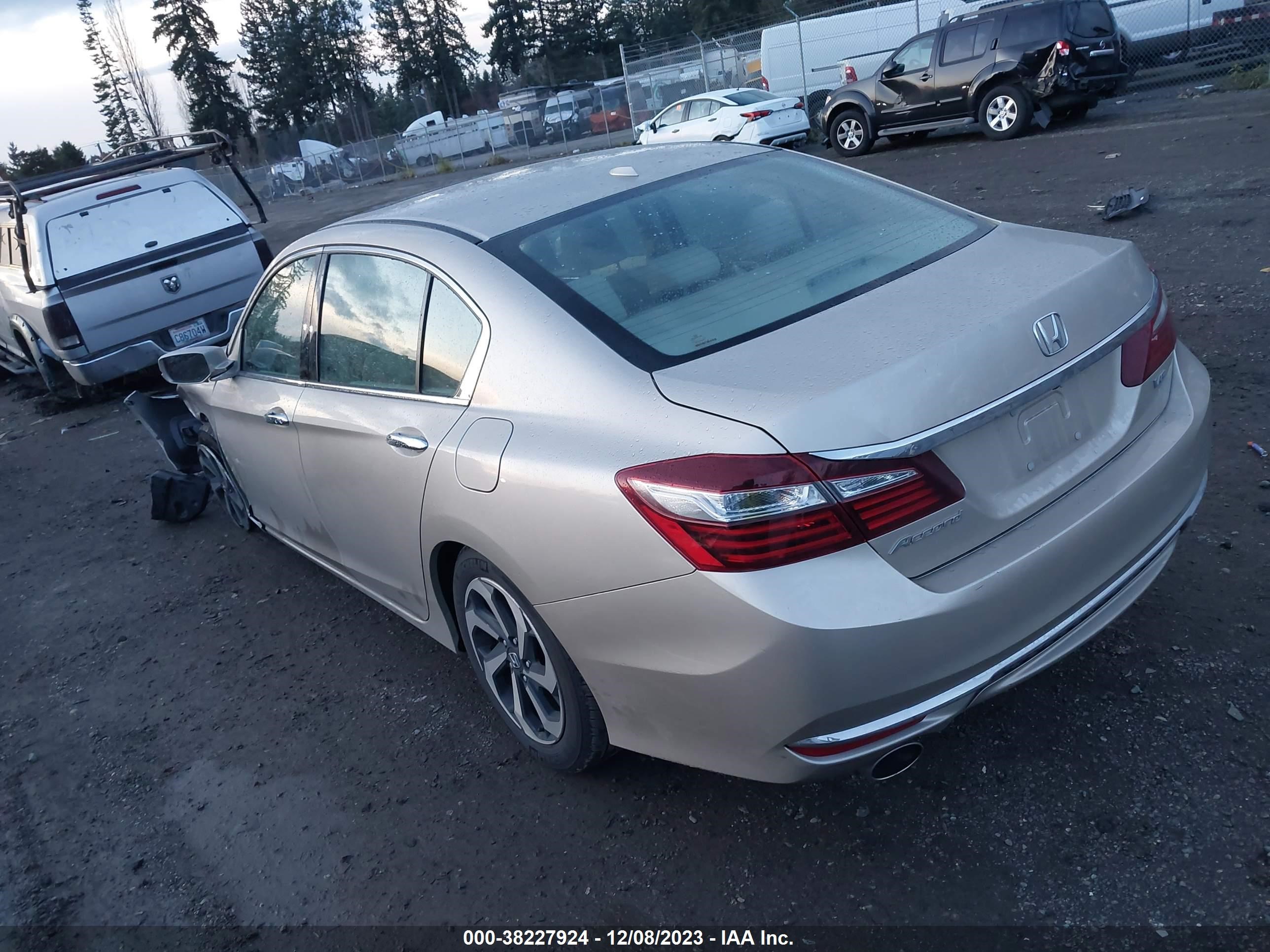 Photo 2 VIN: 1HGCR3F81GA010155 - HONDA ACCORD 