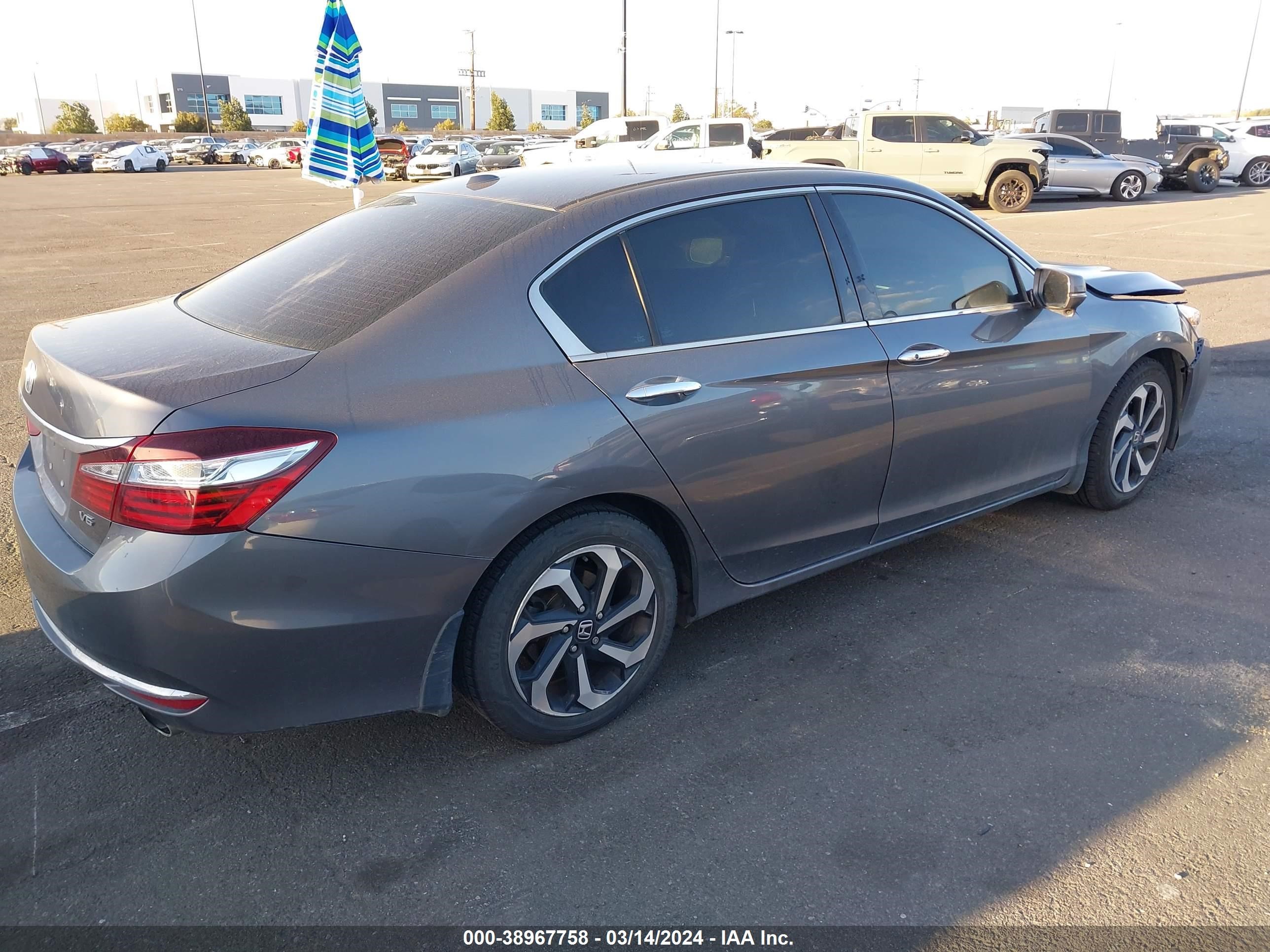 Photo 3 VIN: 1HGCR3F82GA001206 - HONDA ACCORD 