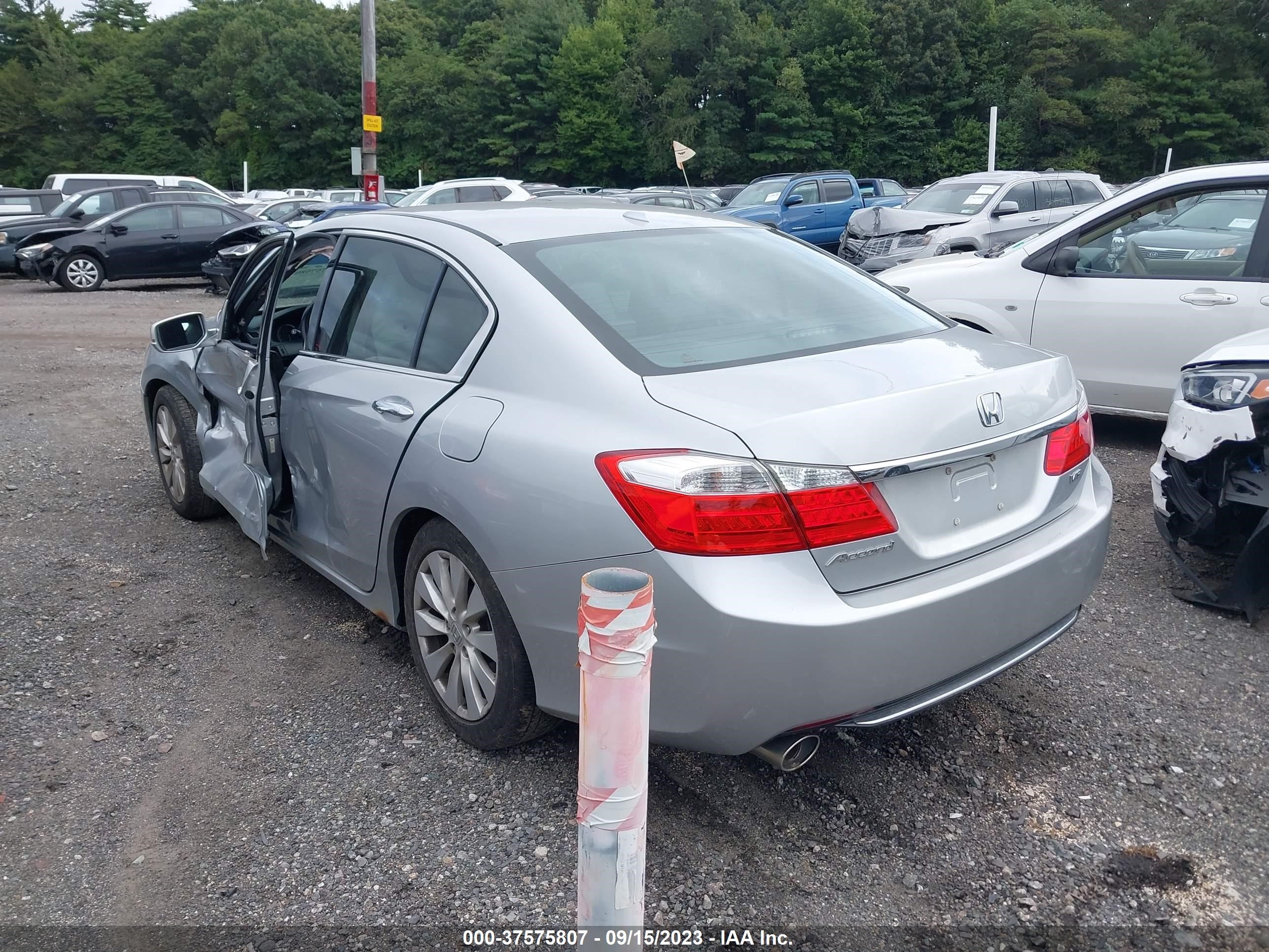 Photo 2 VIN: 1HGCR3F83DA005048 - HONDA ACCORD 