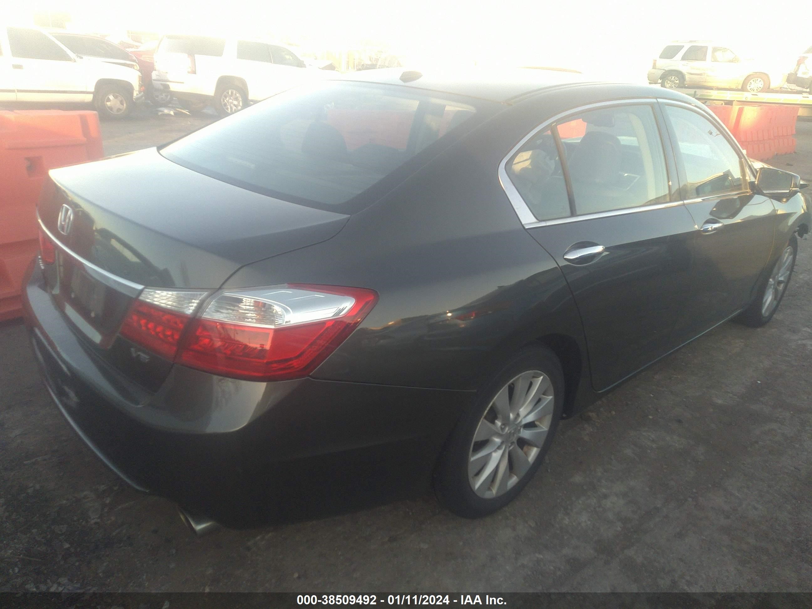 Photo 3 VIN: 1HGCR3F83EA002474 - HONDA ACCORD 