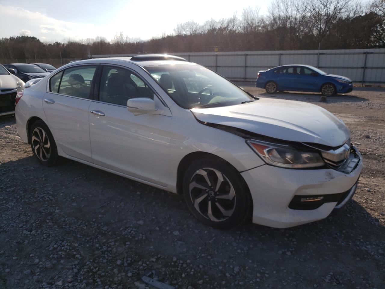 Photo 3 VIN: 1HGCR3F83GA002641 - HONDA ACCORD 