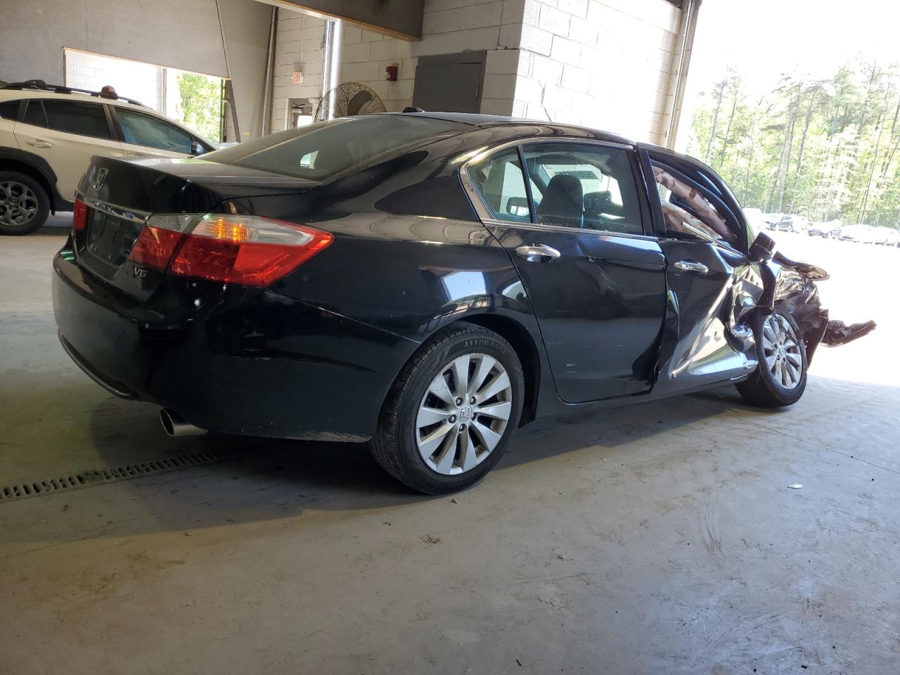 Photo 2 VIN: 1HGCR3F85FA023828 - HONDA ACCORD 