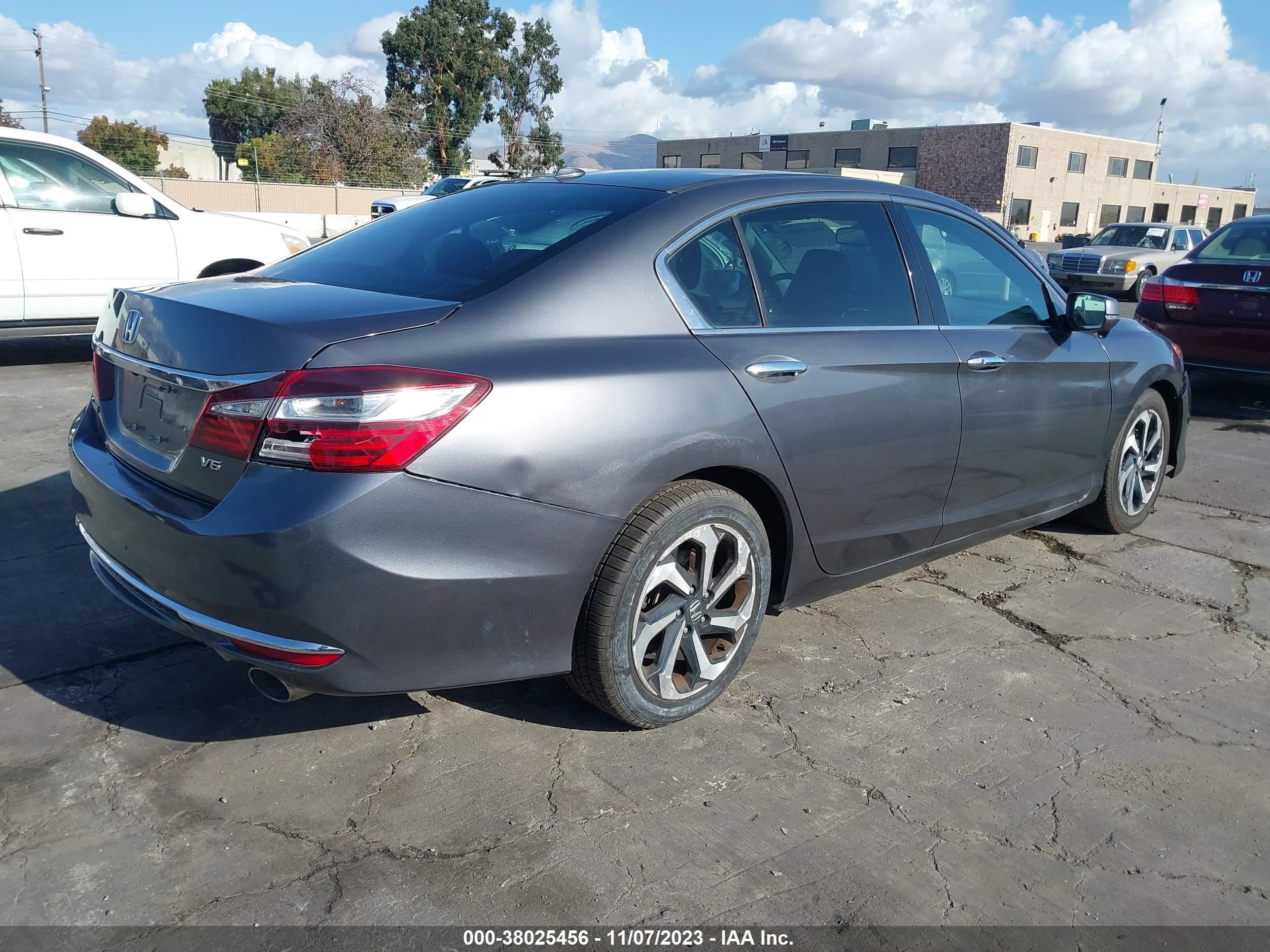 Photo 3 VIN: 1HGCR3F85HA041538 - HONDA ACCORD 