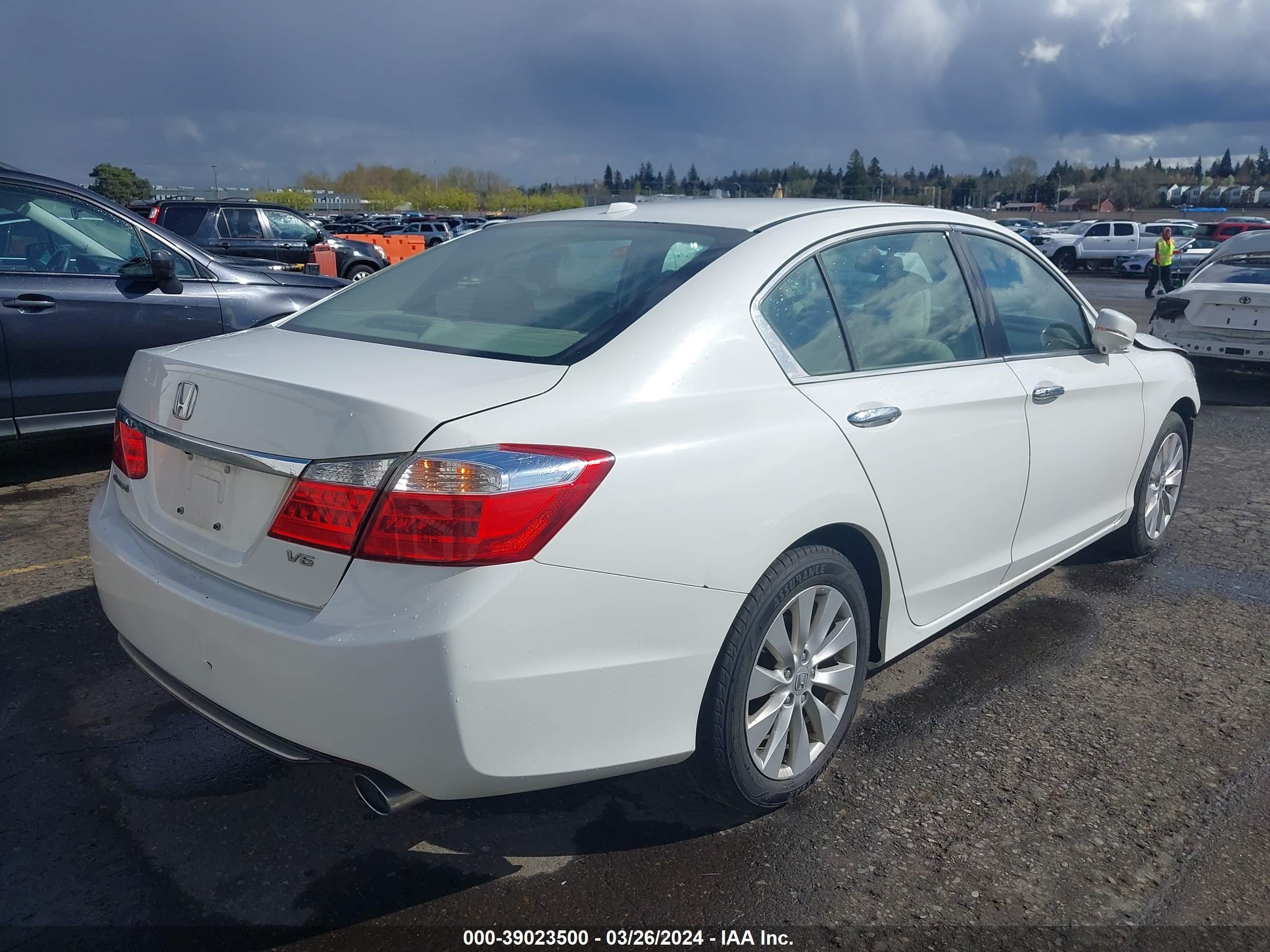 Photo 3 VIN: 1HGCR3F86EA016854 - HONDA ACCORD 