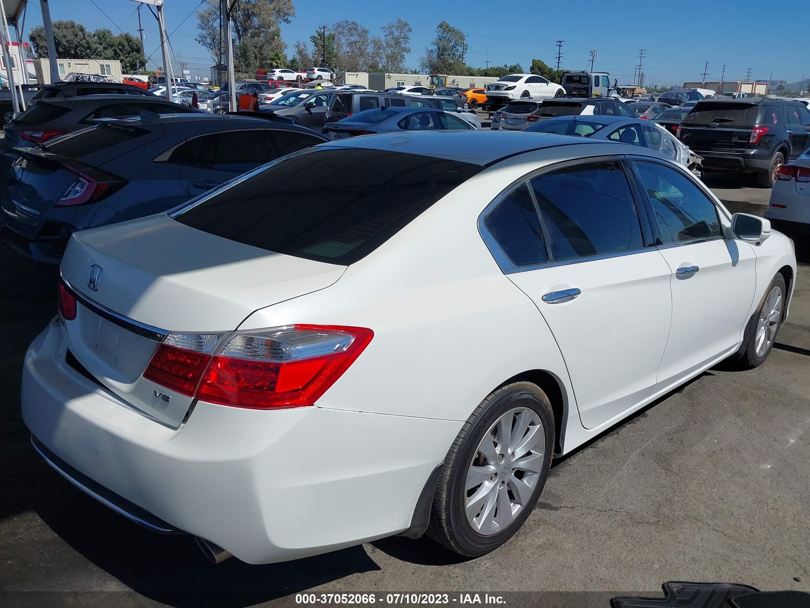 Photo 3 VIN: 1HGCR3F87DA014352 - HONDA ACCORD 