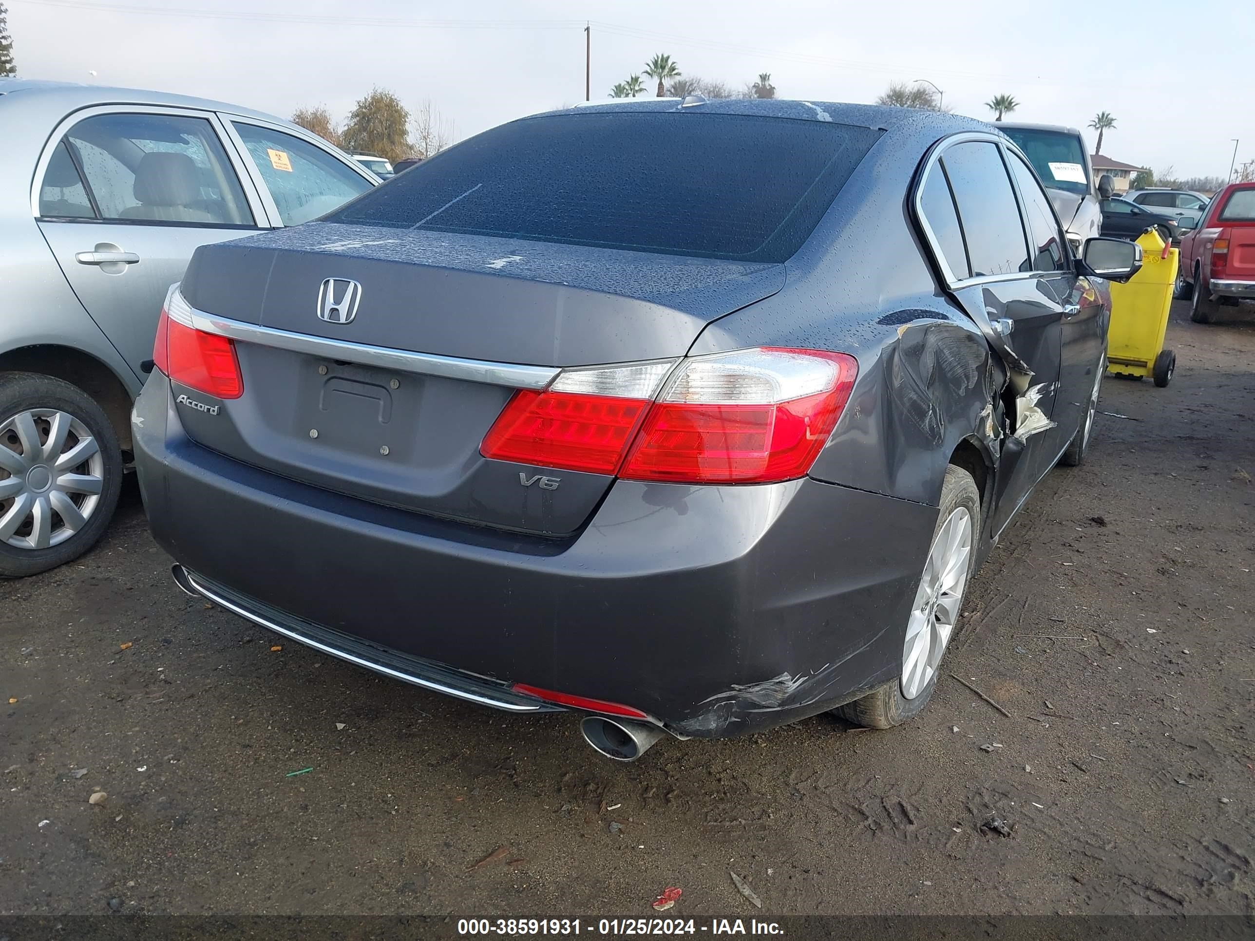 Photo 3 VIN: 1HGCR3F88DA012335 - HONDA ACCORD 