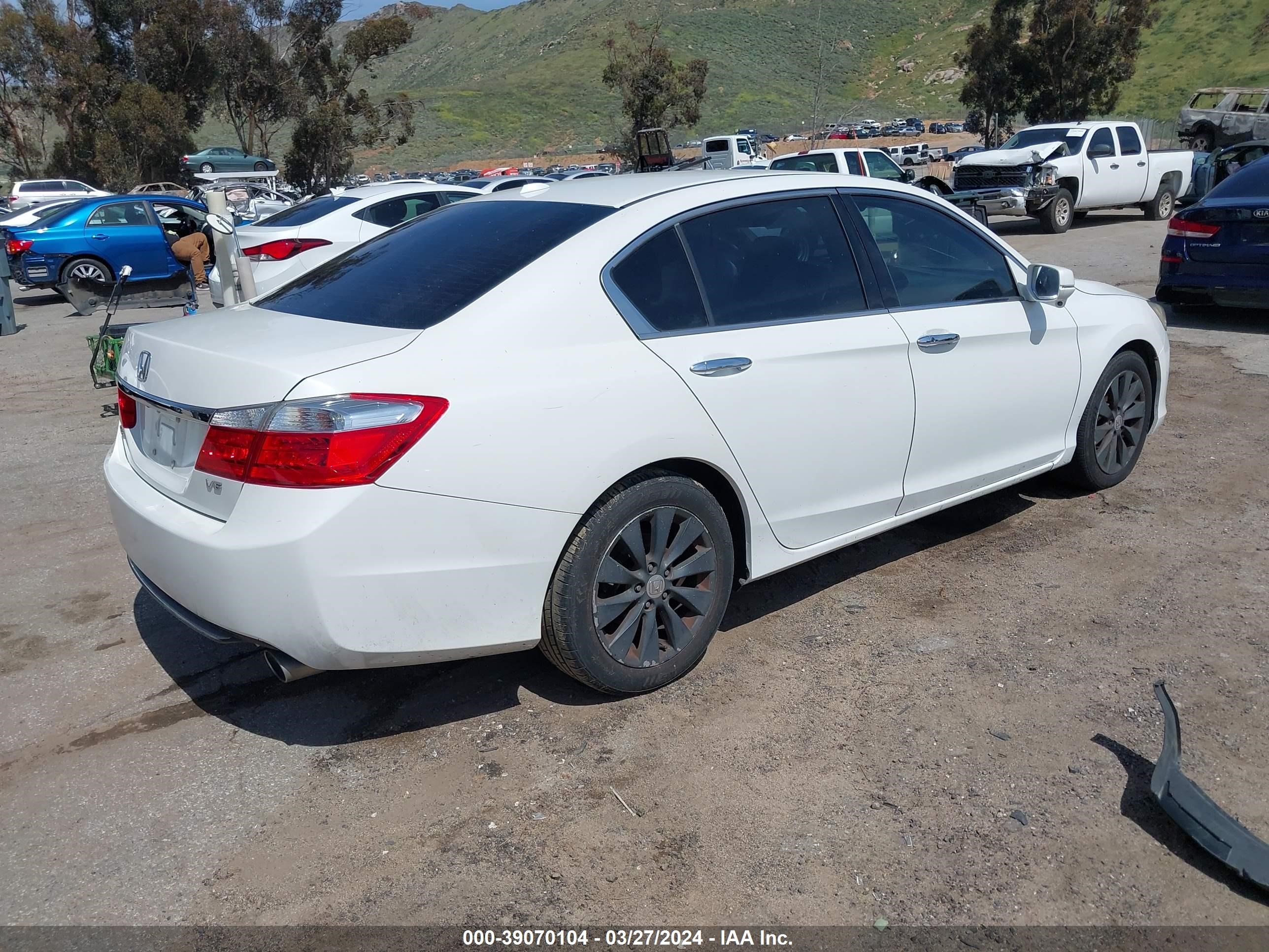 Photo 3 VIN: 1HGCR3F8XDA000333 - HONDA ACCORD 