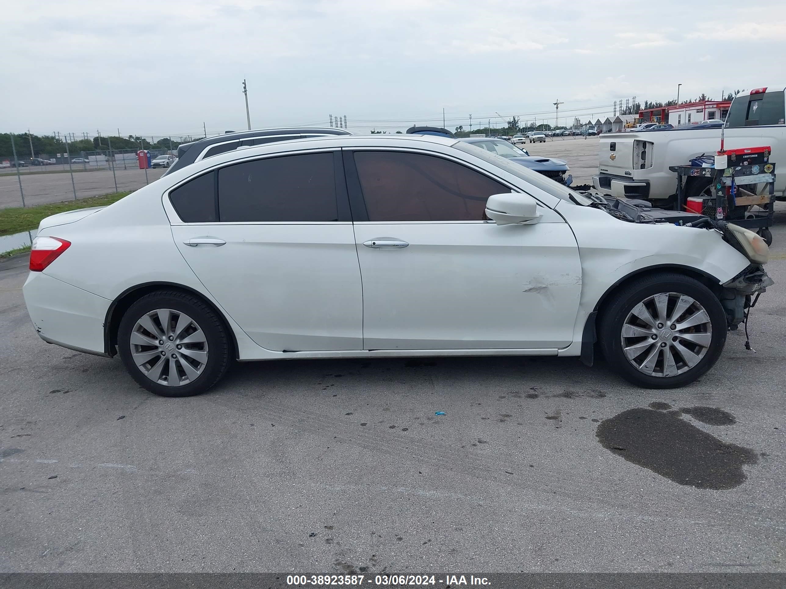 Photo 11 VIN: 1HGCR3F90EA025655 - HONDA ACCORD 