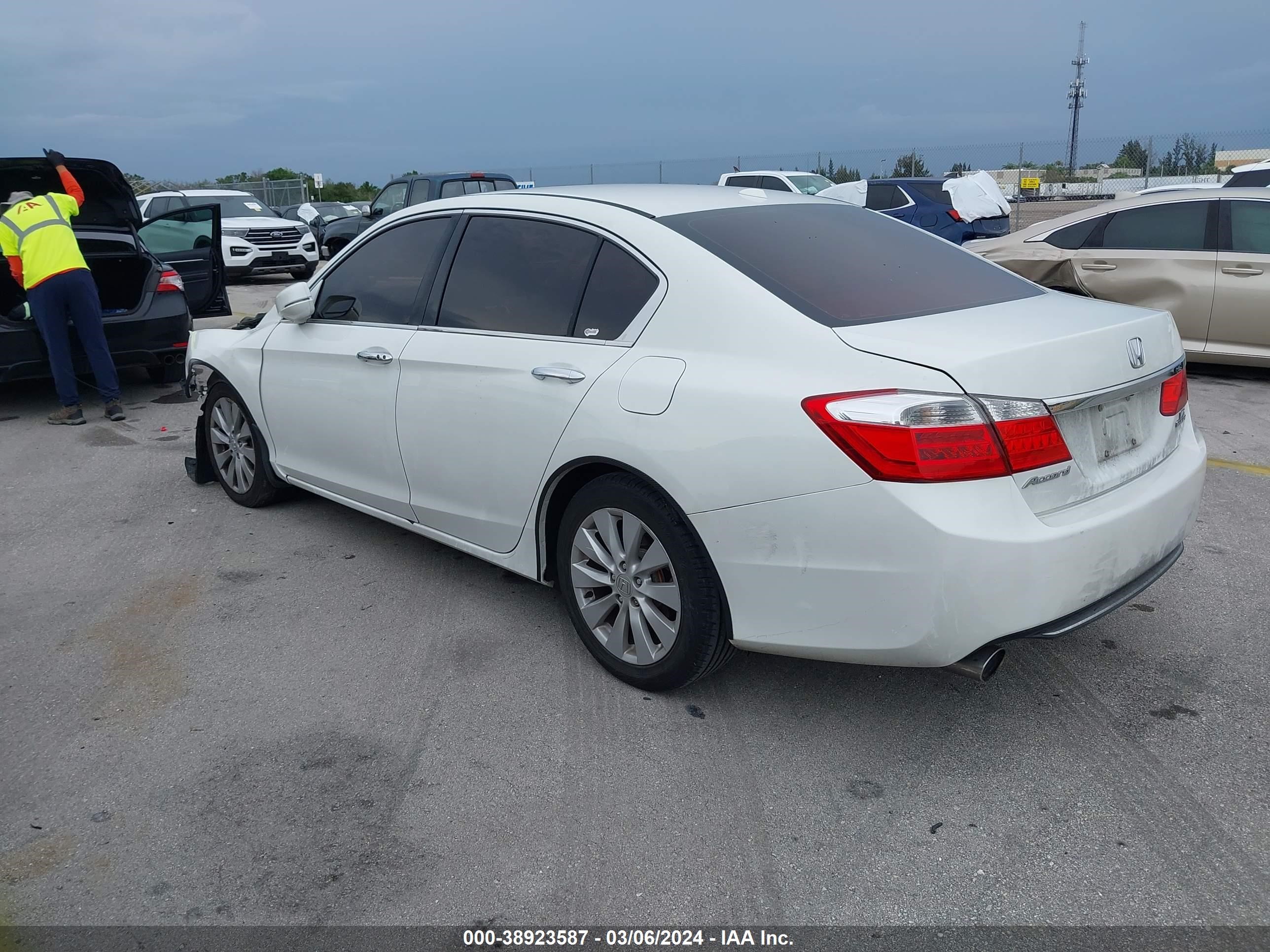 Photo 2 VIN: 1HGCR3F90EA025655 - HONDA ACCORD 