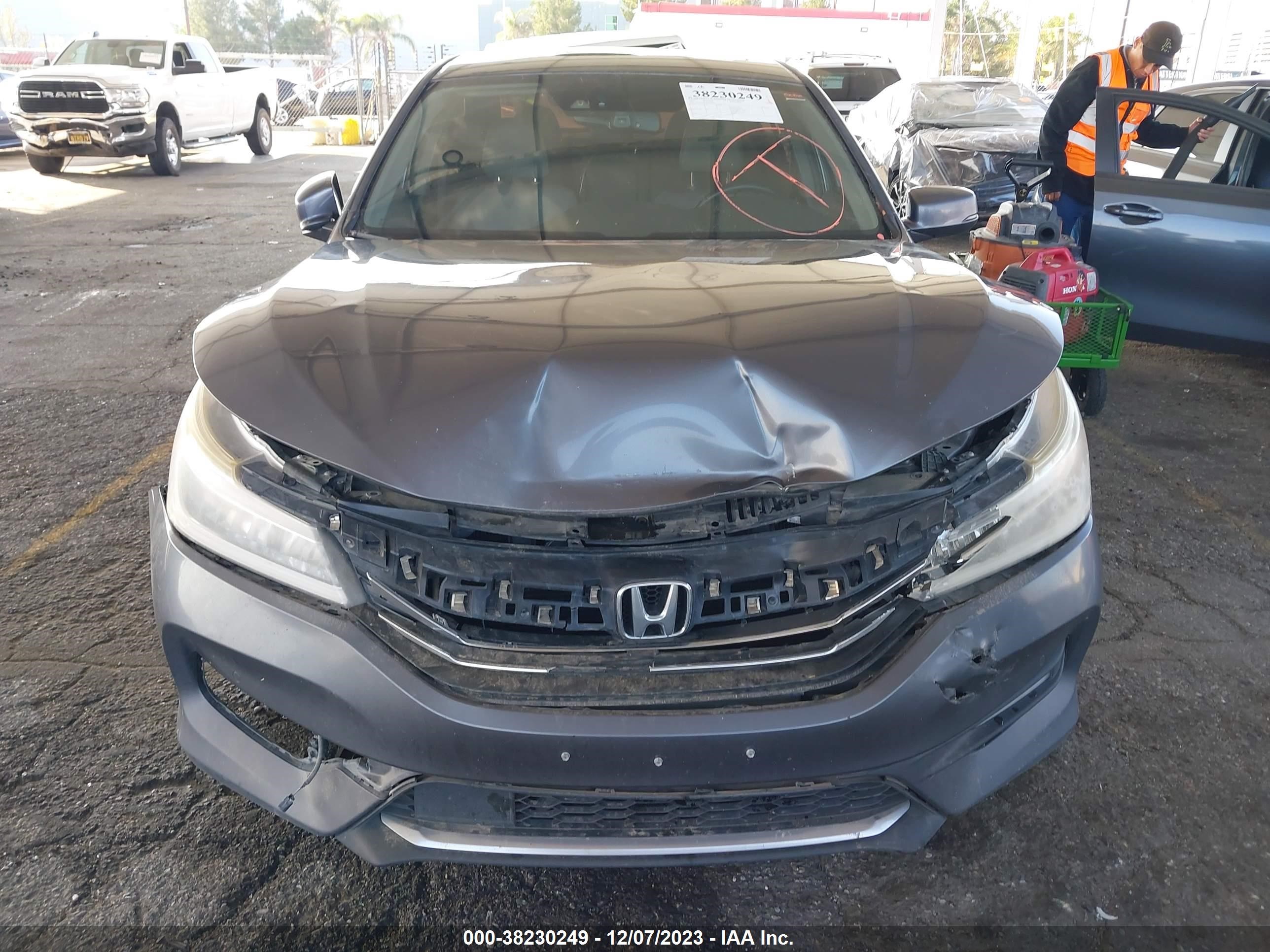 Photo 11 VIN: 1HGCR3F96HA000943 - HONDA ACCORD 