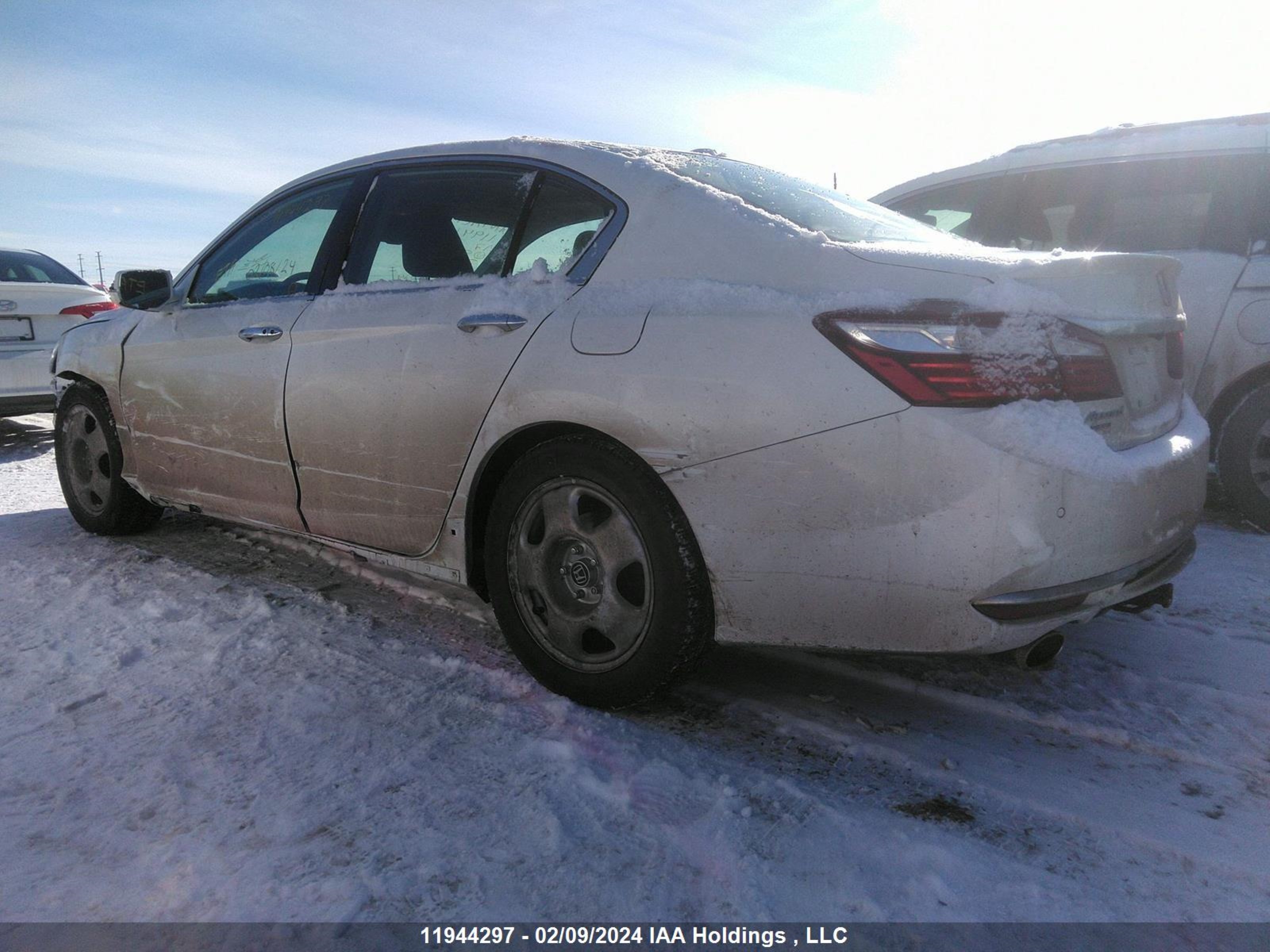 Photo 2 VIN: 1HGCR3F98HA801258 - HONDA ACCORD 