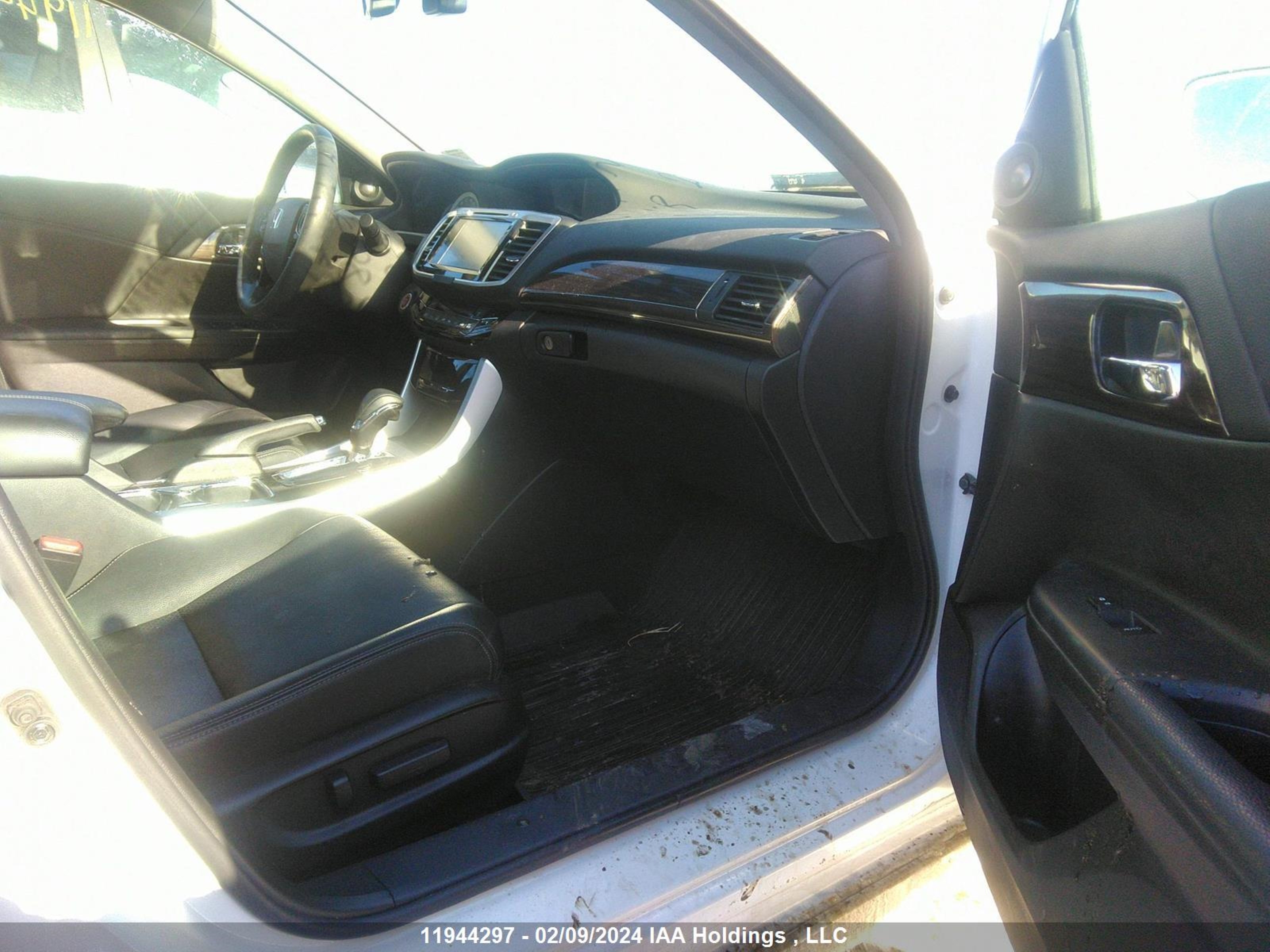 Photo 4 VIN: 1HGCR3F98HA801258 - HONDA ACCORD 