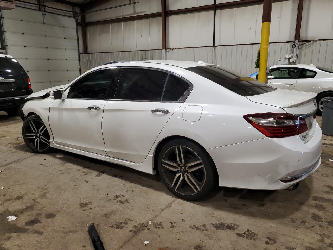 Photo 1 VIN: 1HGCR3F9XHA007555 - HONDA ACCORD 