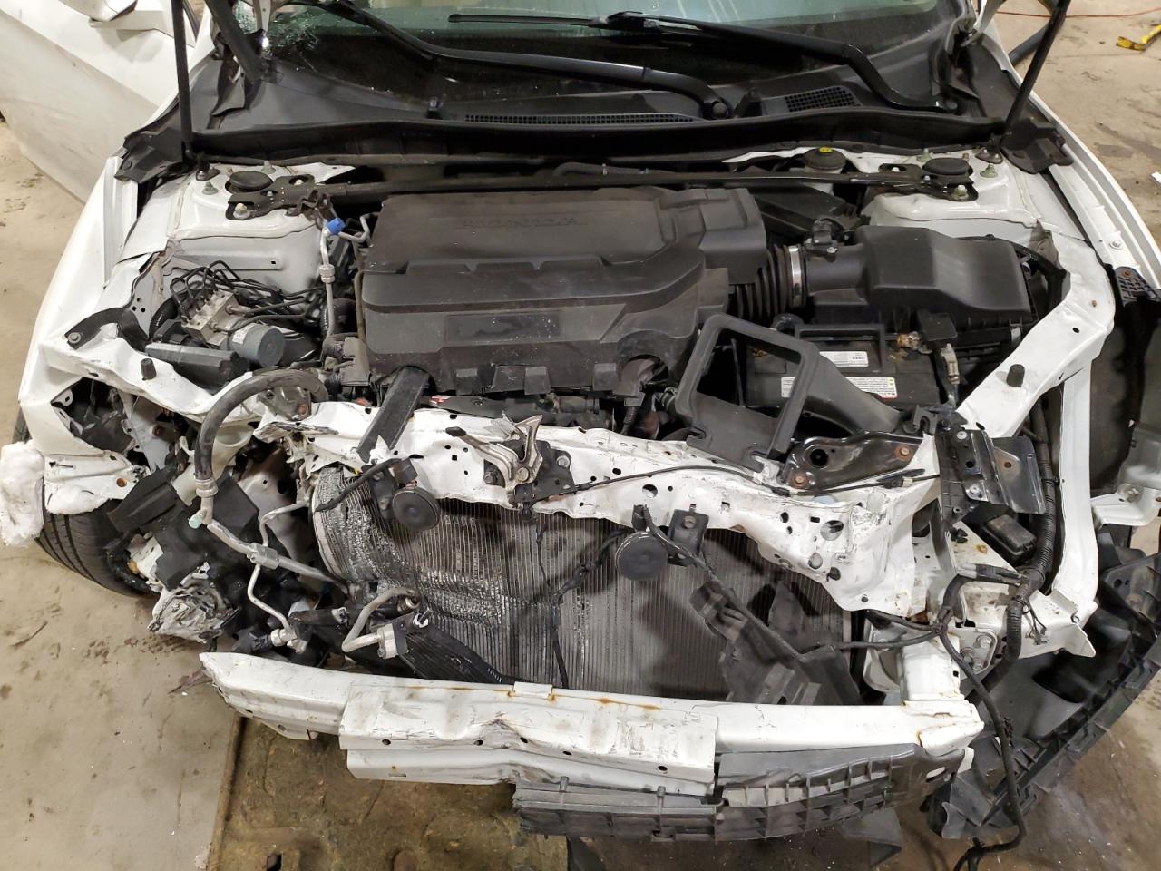 Photo 10 VIN: 1HGCR3F9XHA007555 - HONDA ACCORD 