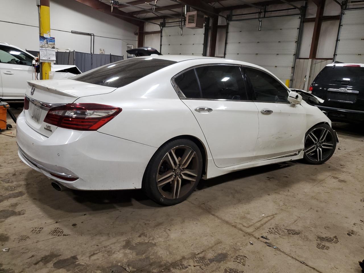 Photo 2 VIN: 1HGCR3F9XHA007555 - HONDA ACCORD 