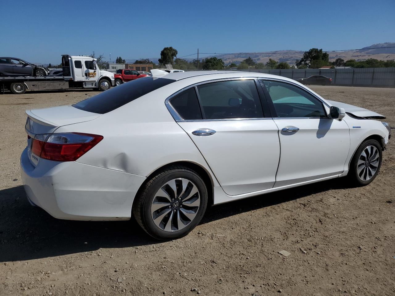 Photo 2 VIN: 1HGCR6F58FA010904 - HONDA ACCORD 