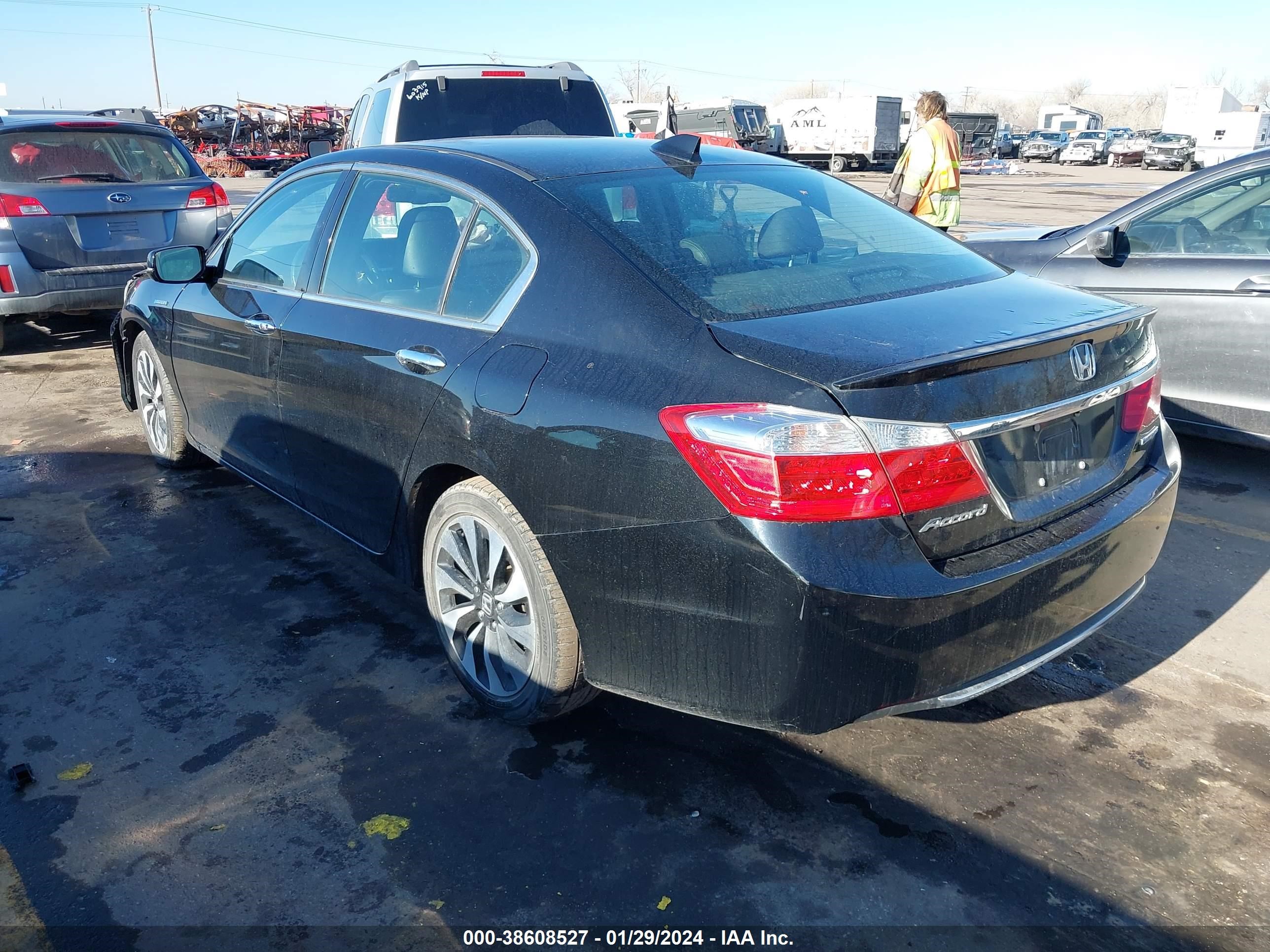 Photo 2 VIN: 1HGCR6F5XFA009463 - HONDA ACCORD 