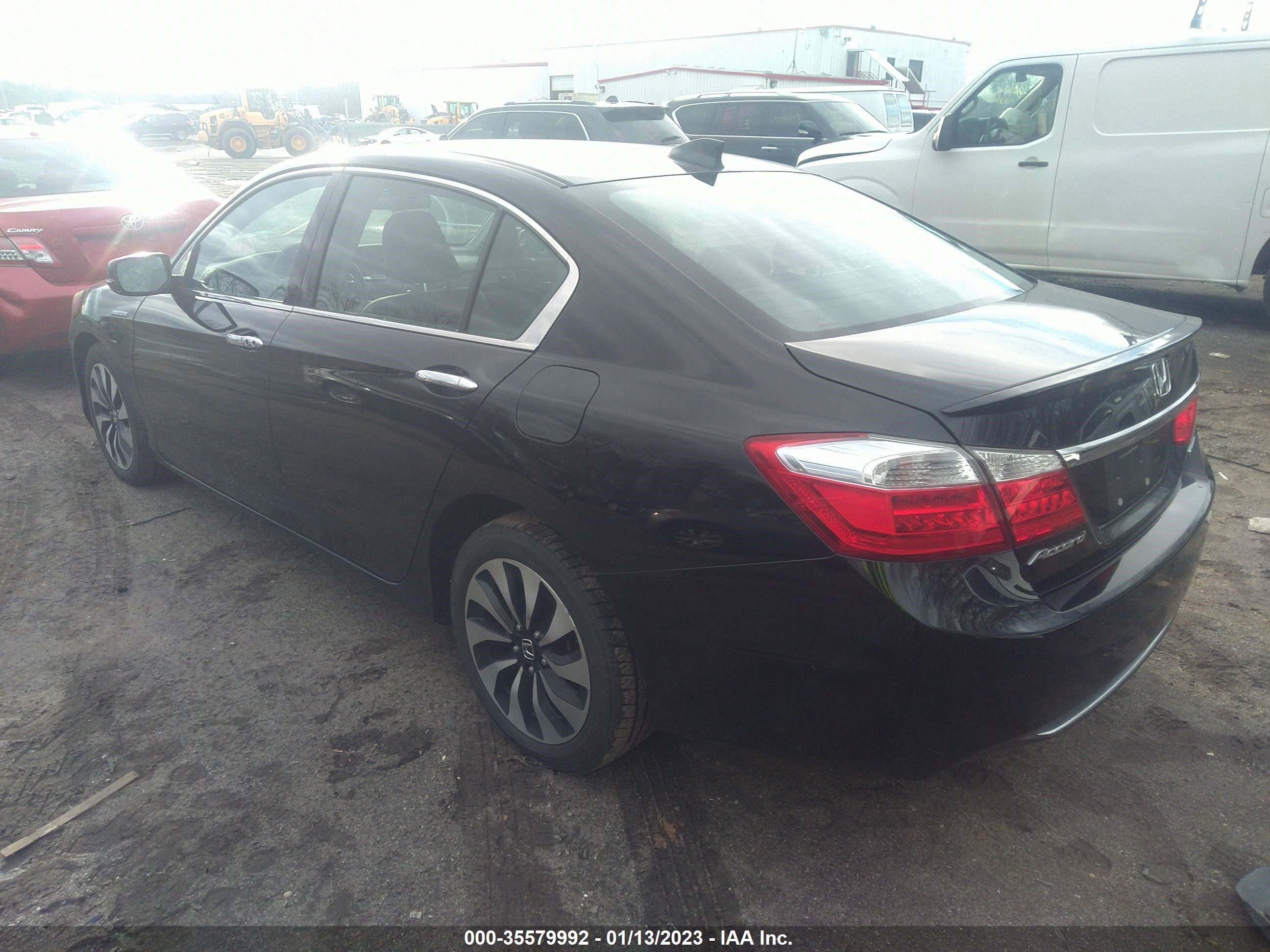 Photo 2 VIN: 1HGCR6F5XFA010399 - HONDA ACCORD 